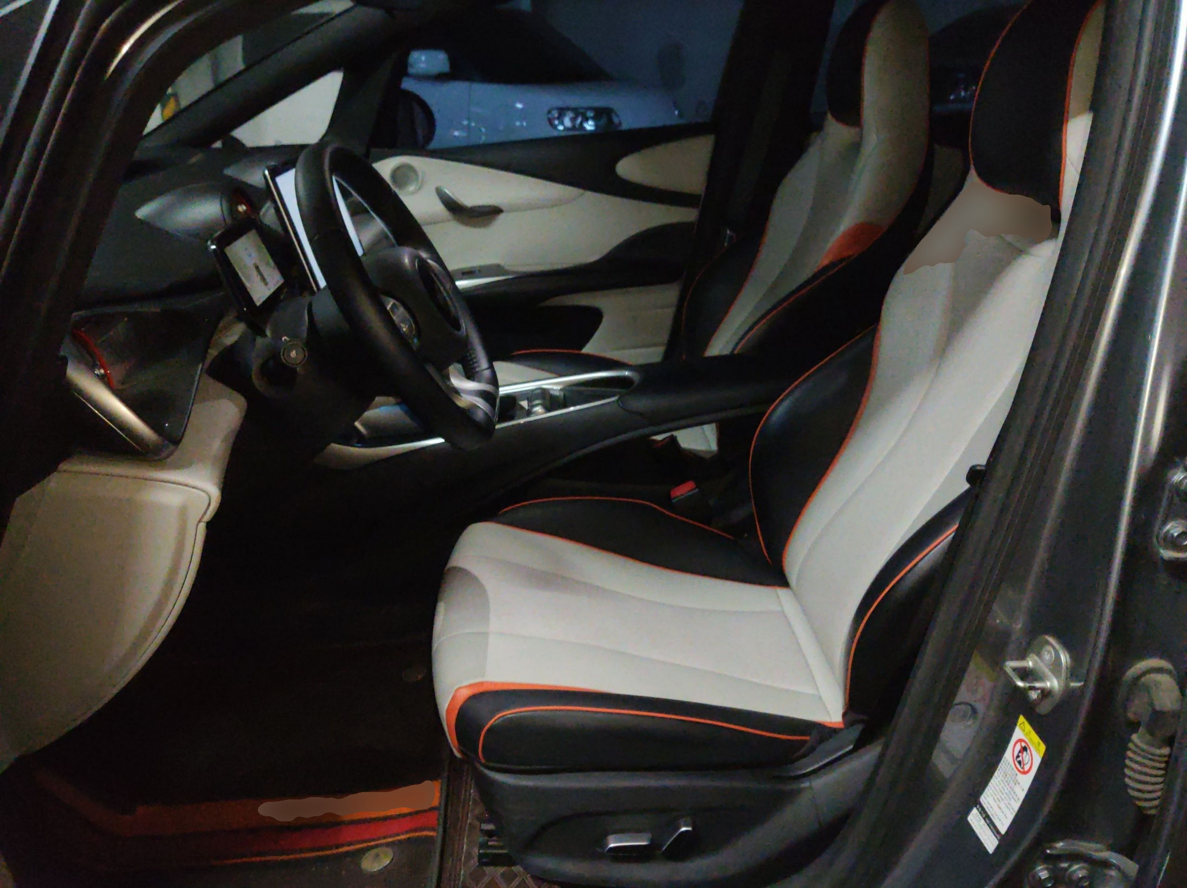 المقاعد الأمامية داخل السيارة