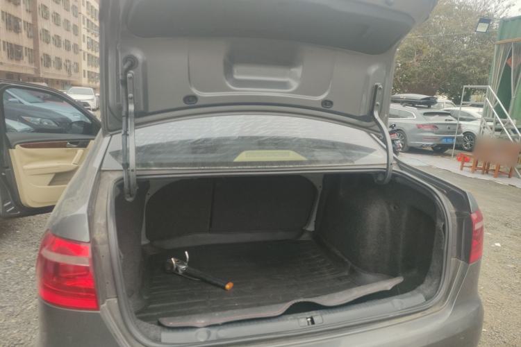 Used Volkswagen Lavida 2013 Restyled Classic 1.6L Manual Comfort Edition