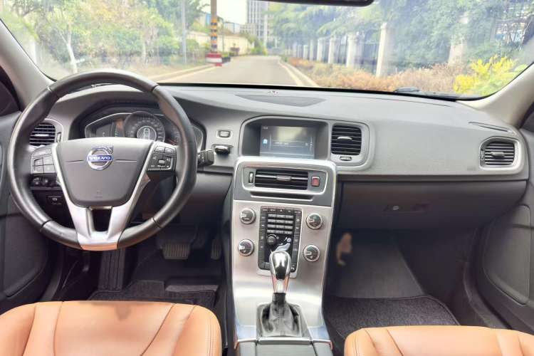 Used Volvo S60 2014 S60L 2.0T Zhiyuan Edition
