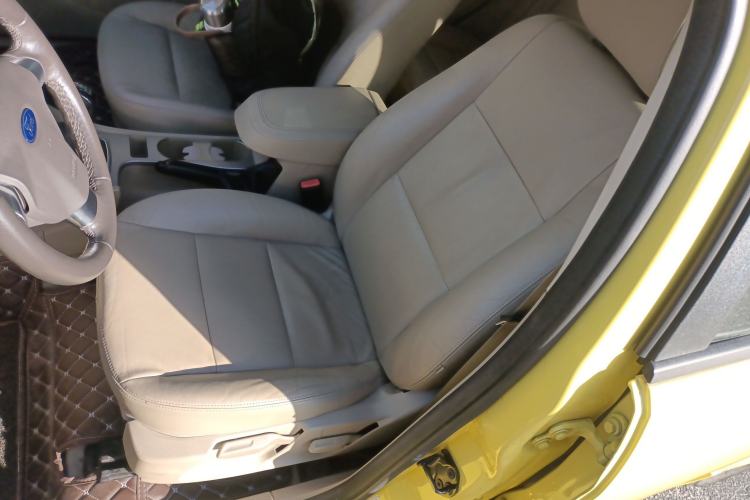 Used Ford Focus 2013 Hatchback Classic 1.8L Manual Fashion Edition
