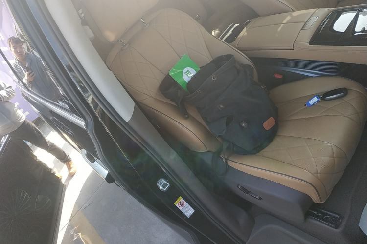 Used Denza D9 2022 EV 600 Four-Wheel Drive Prestige Model
