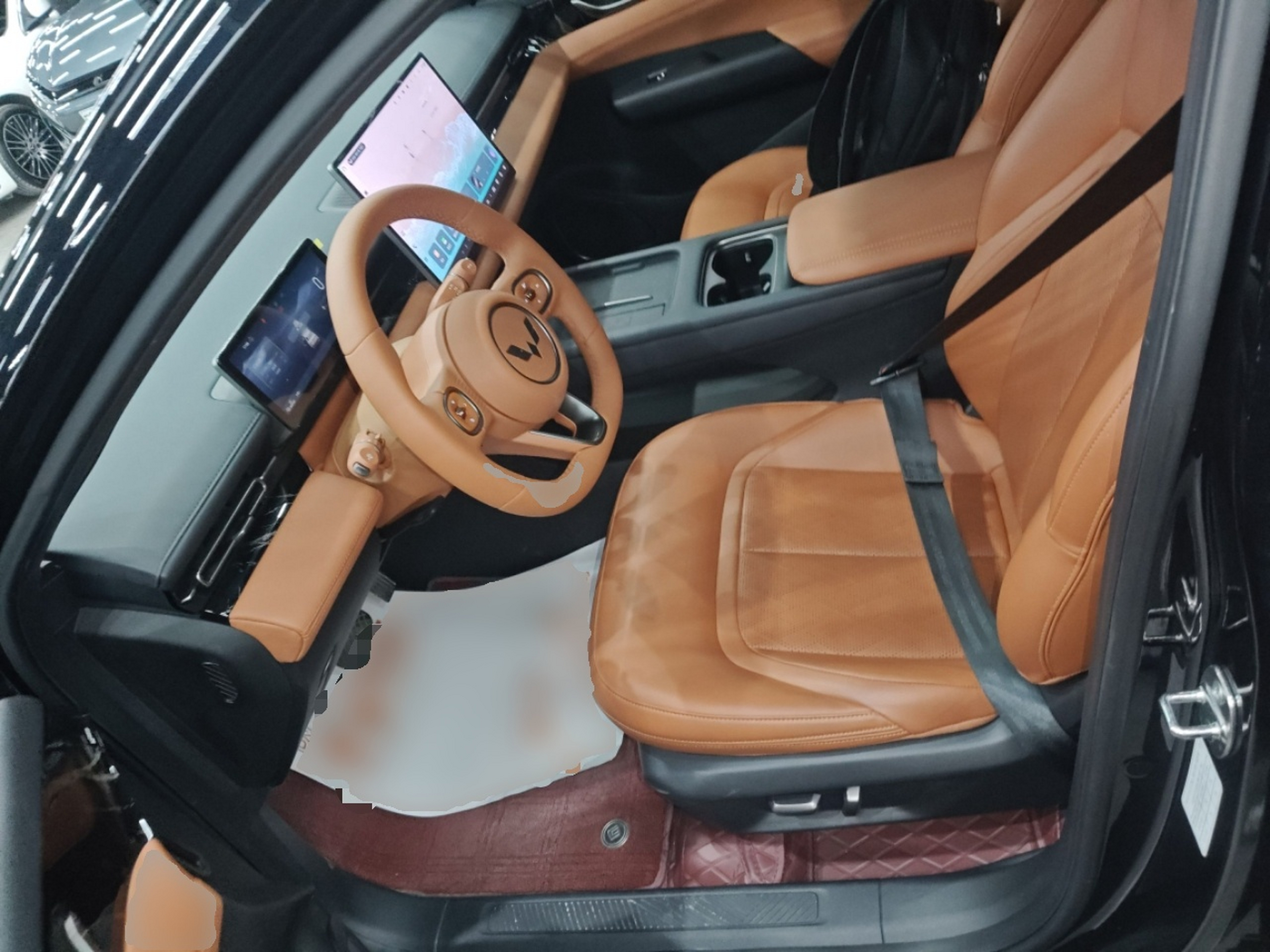 المقاعد الأمامية داخل السيارة