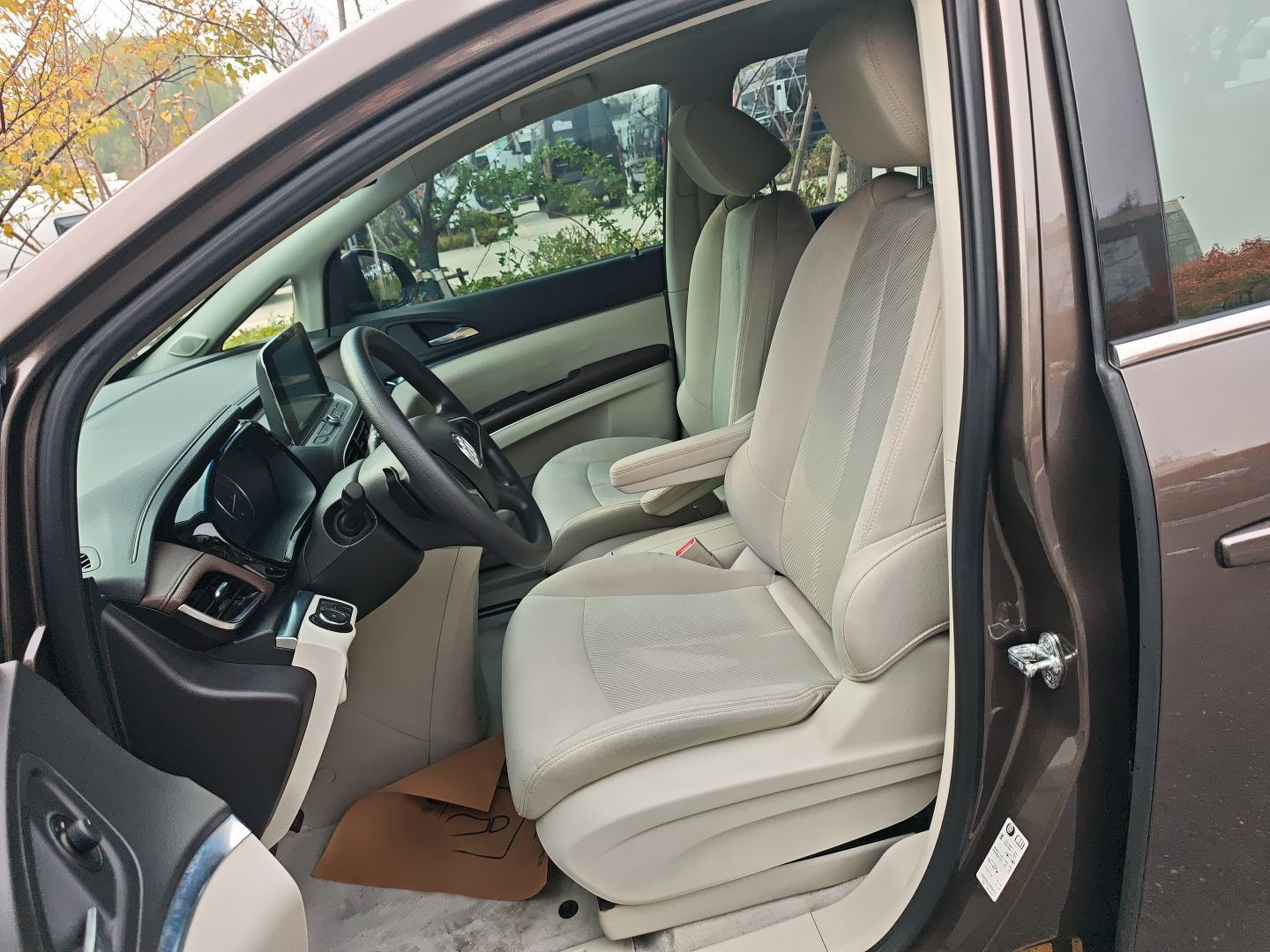 Переднее сиденье в автомобиле