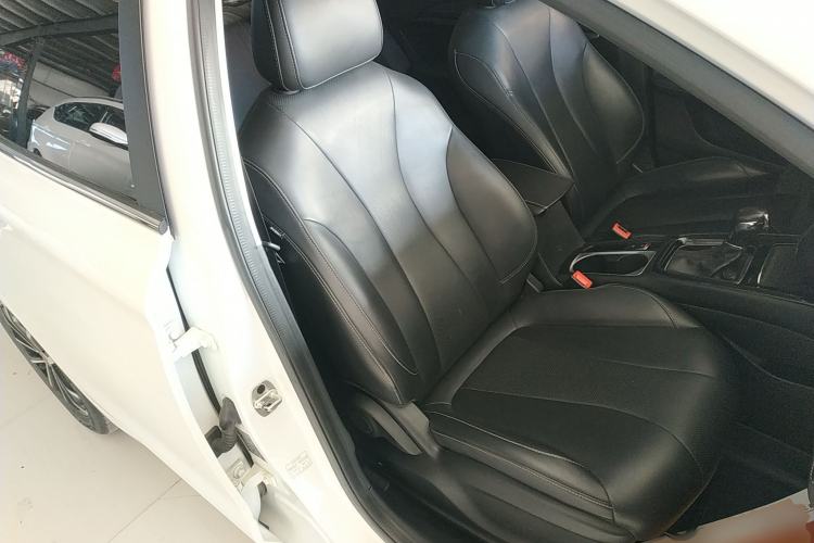 Used Roewe i5 2020 1.5L Automatic 4G Connect Luxury Flagship Edition
