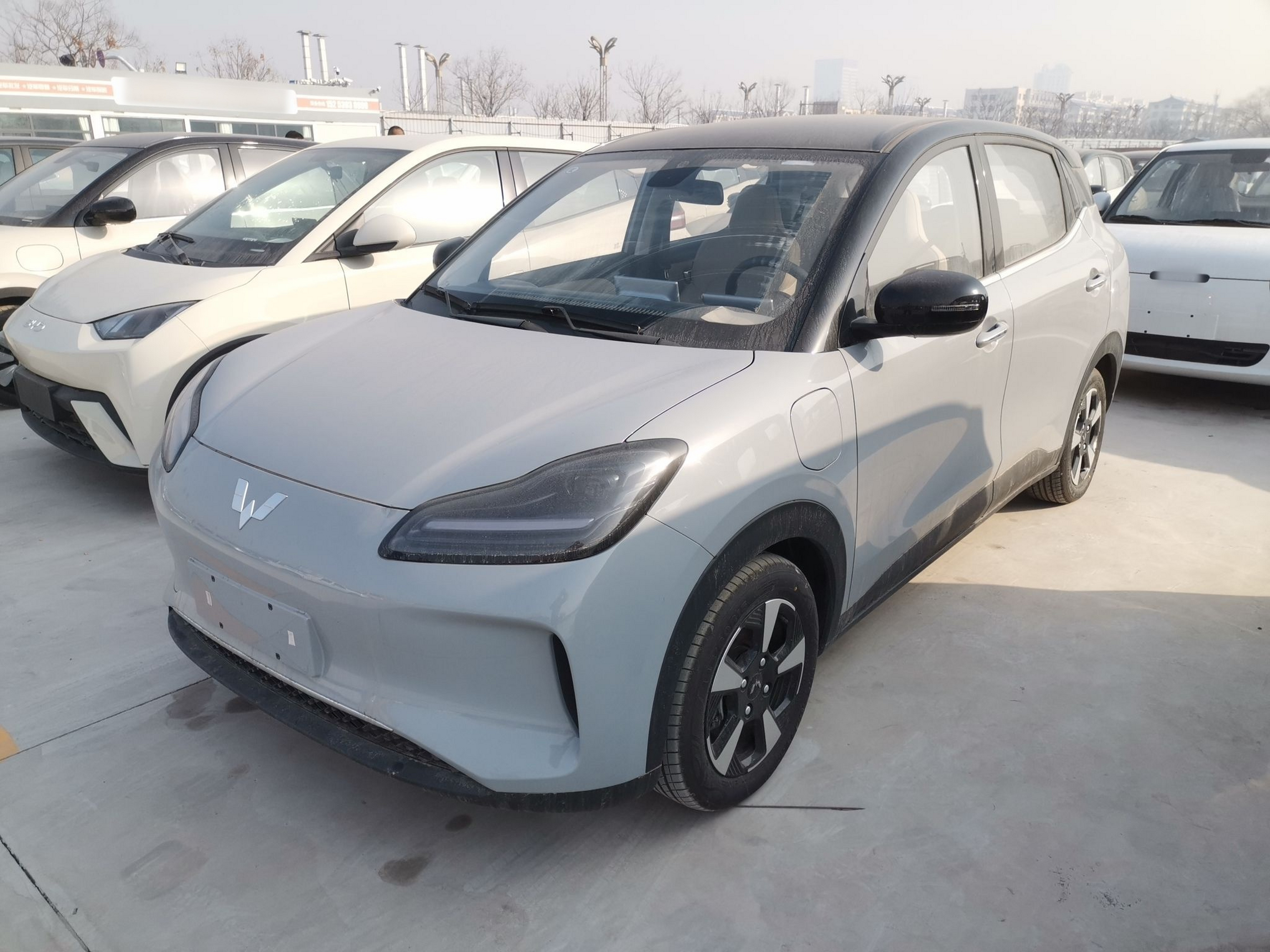 Под передней частью автомобиля