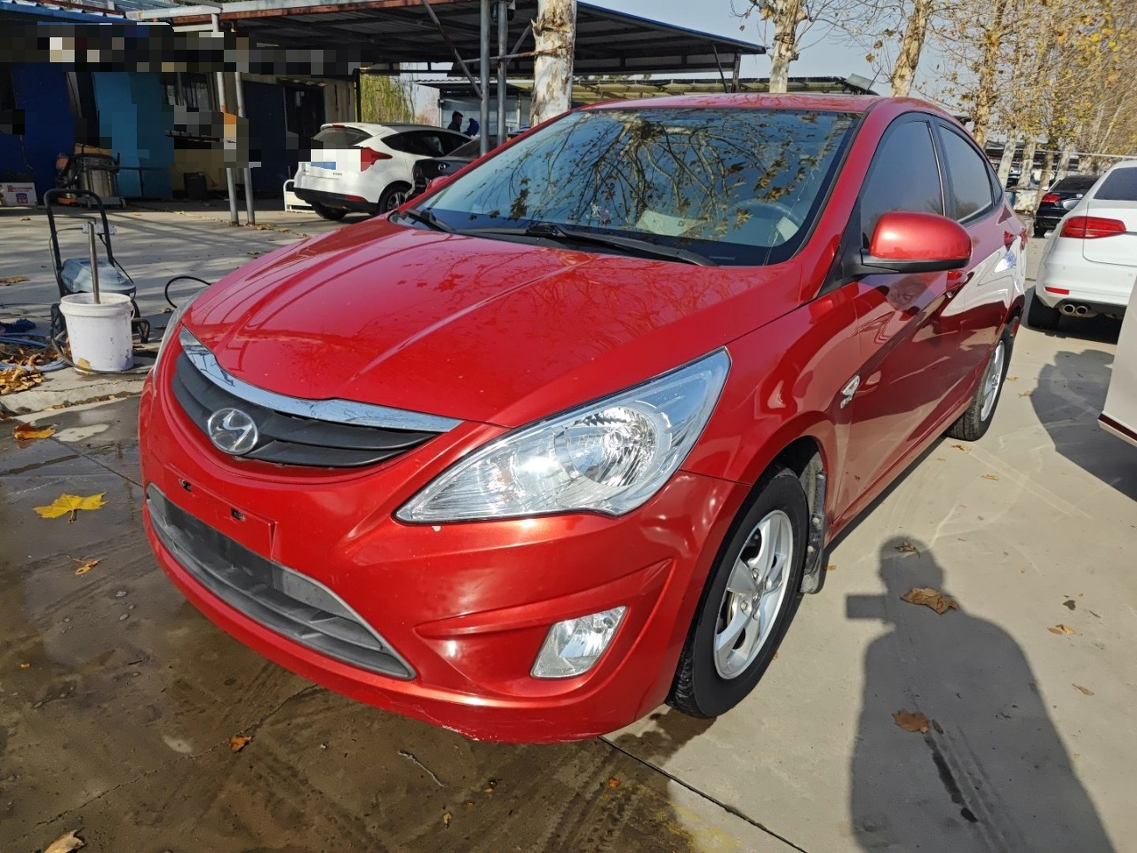 تحت مقدمة السيارة