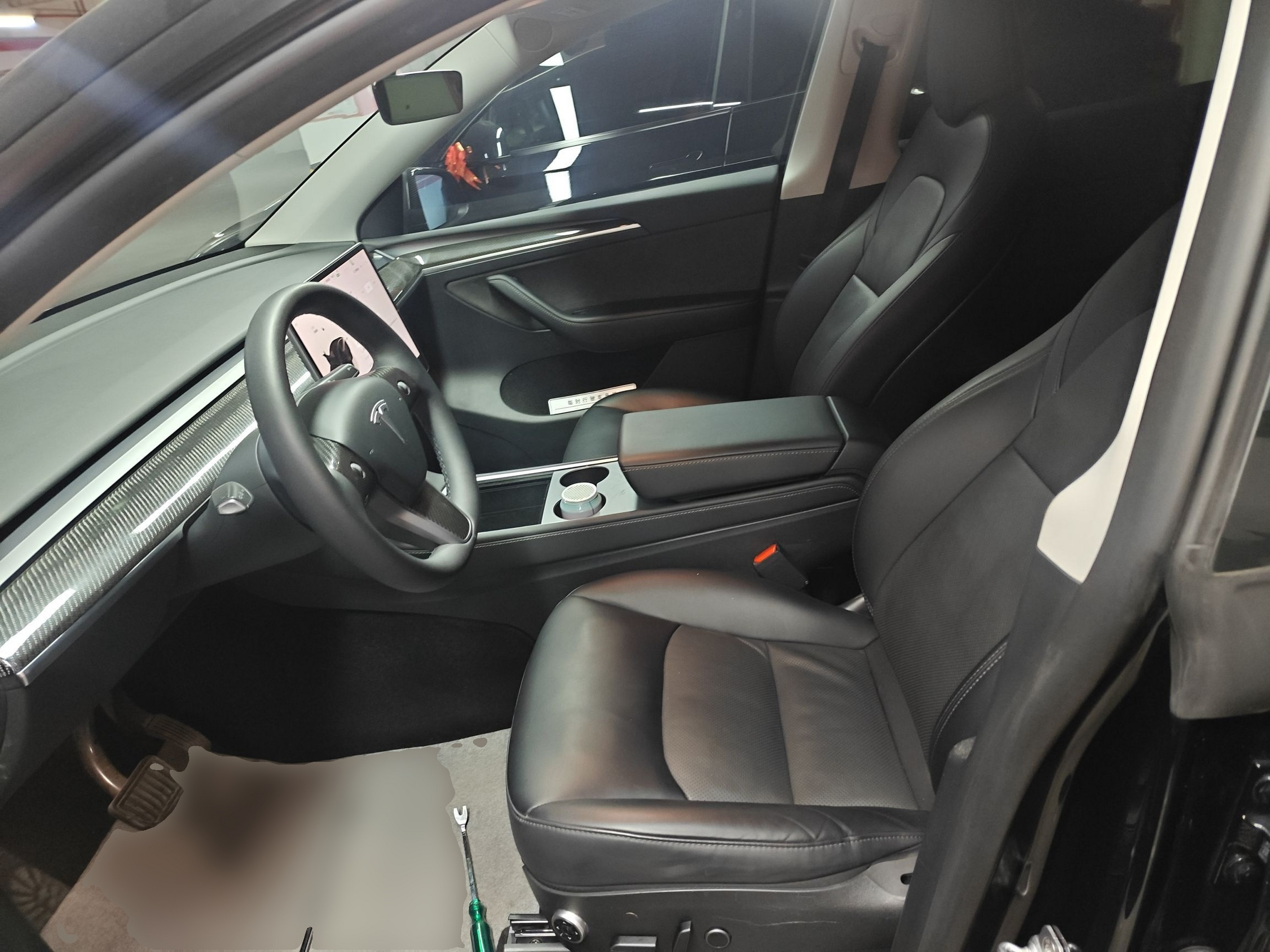 المقاعد الأمامية داخل السيارة