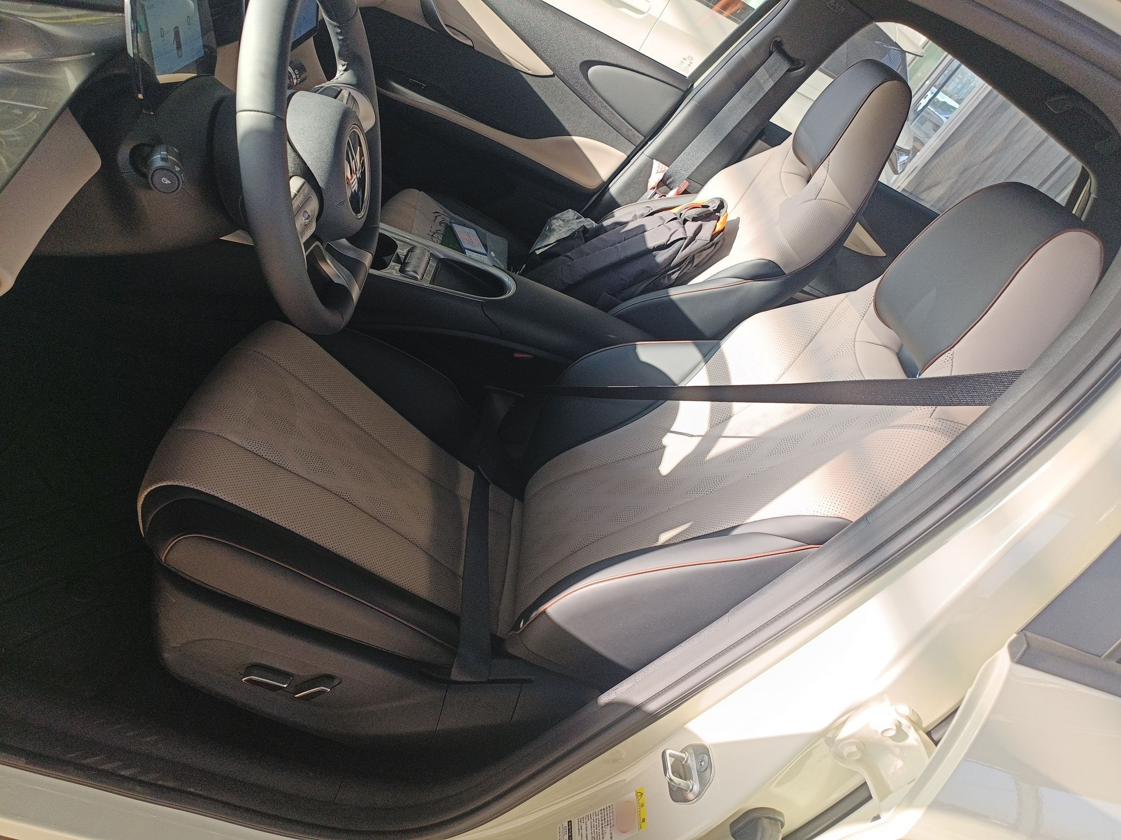 المقاعد الأمامية داخل السيارة