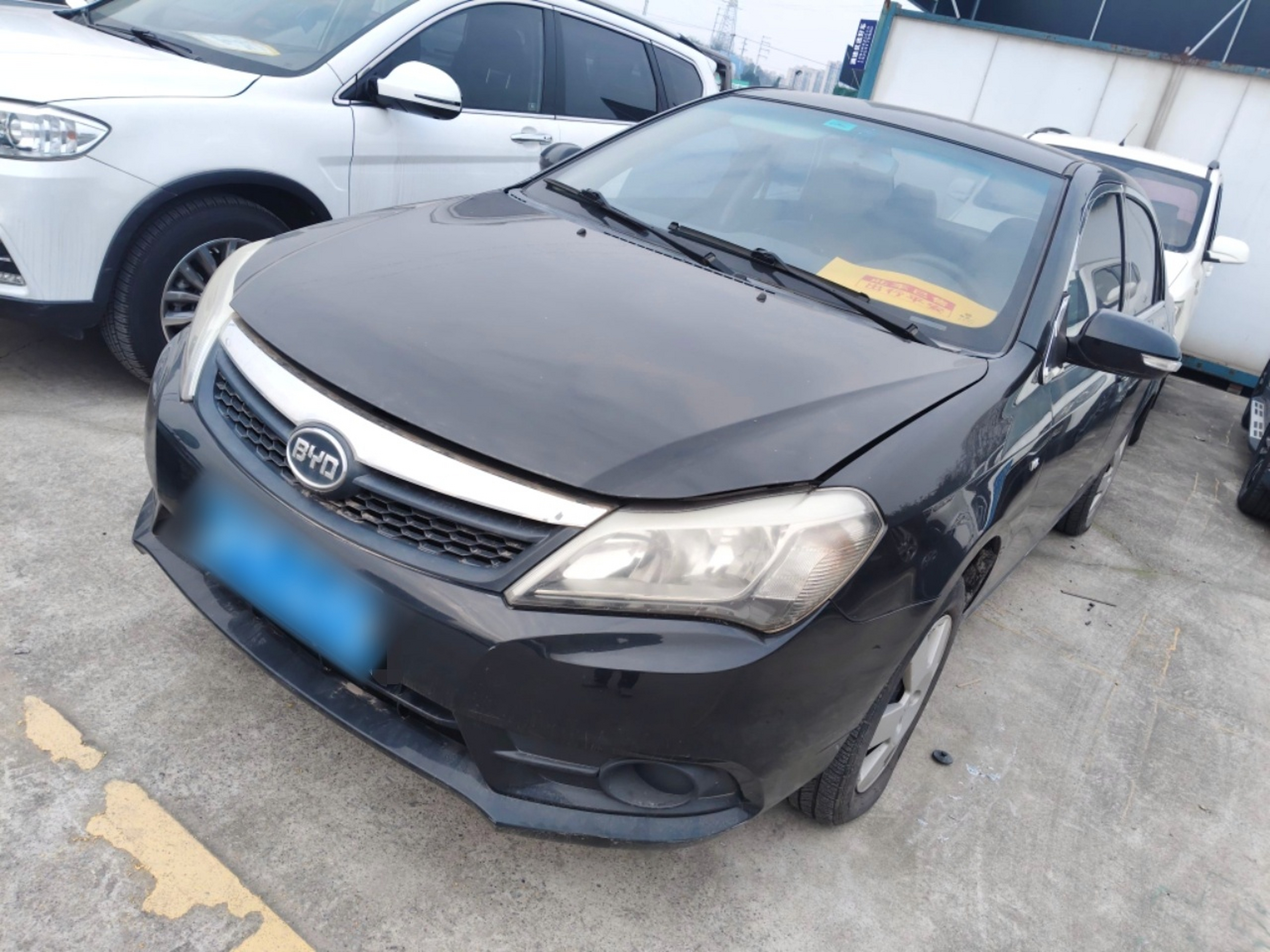 Под передней частью автомобиля