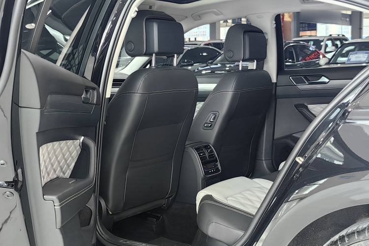 Used Volkswagen Magotan 2023 2 Million Units Limited Edition 330TSI DSG Leading Version
