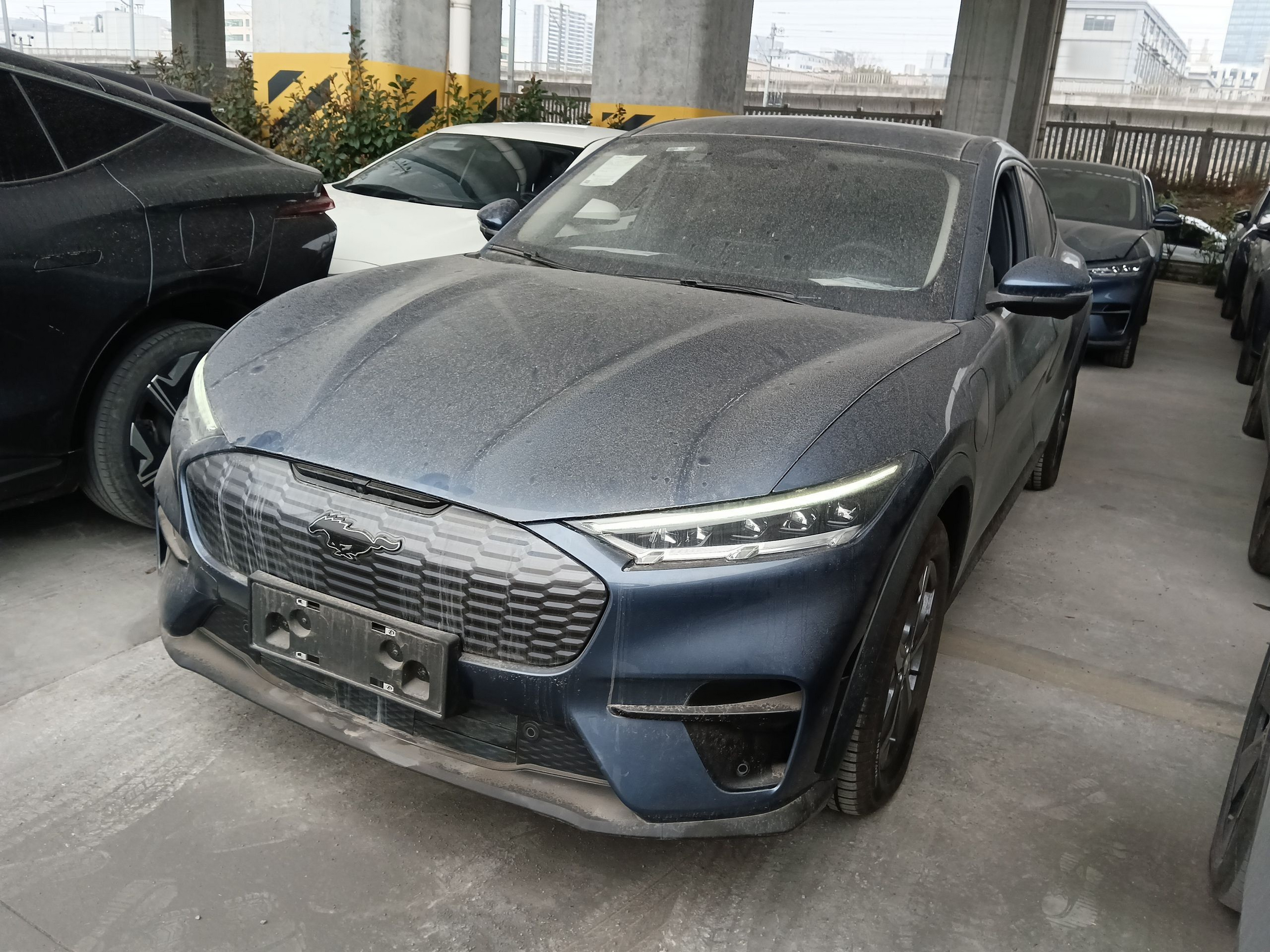 Под передней частью автомобиля