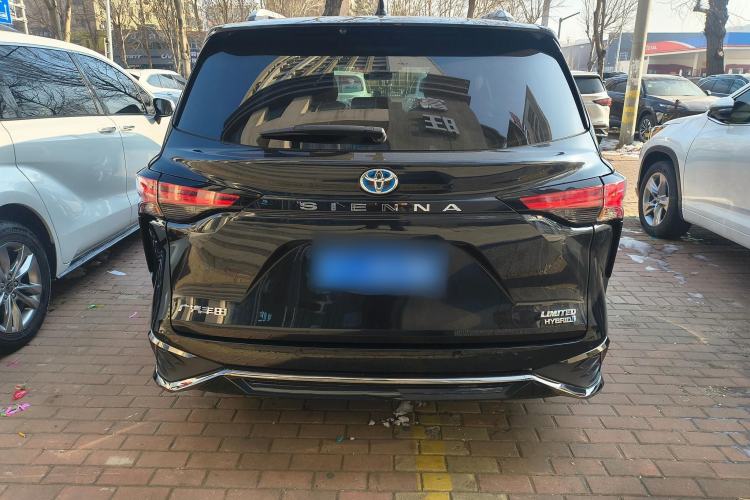 Used Toyota Sienna 2023 2.5L Hybrid Deluxe Edition