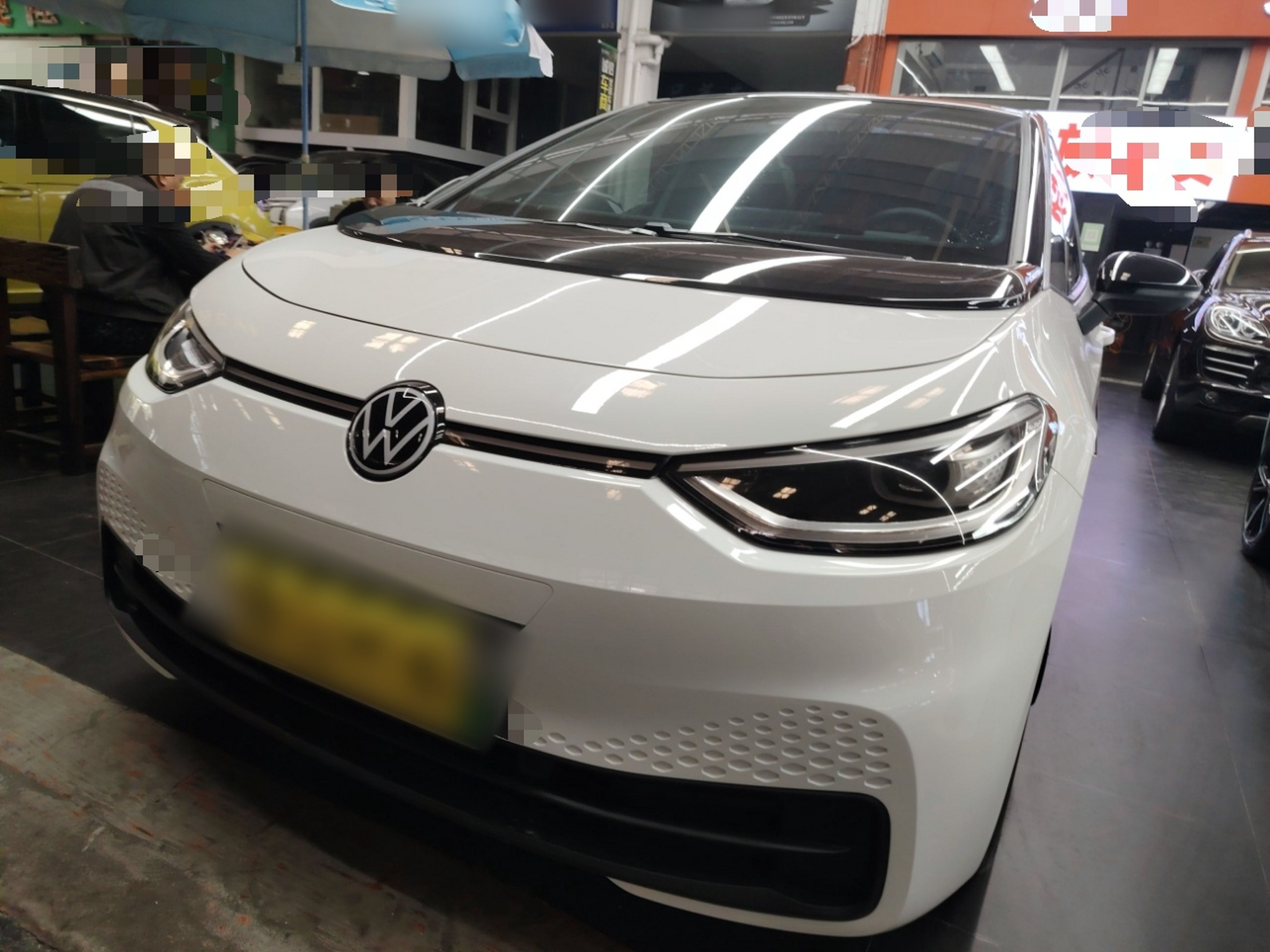 تحت مقدمة السيارة