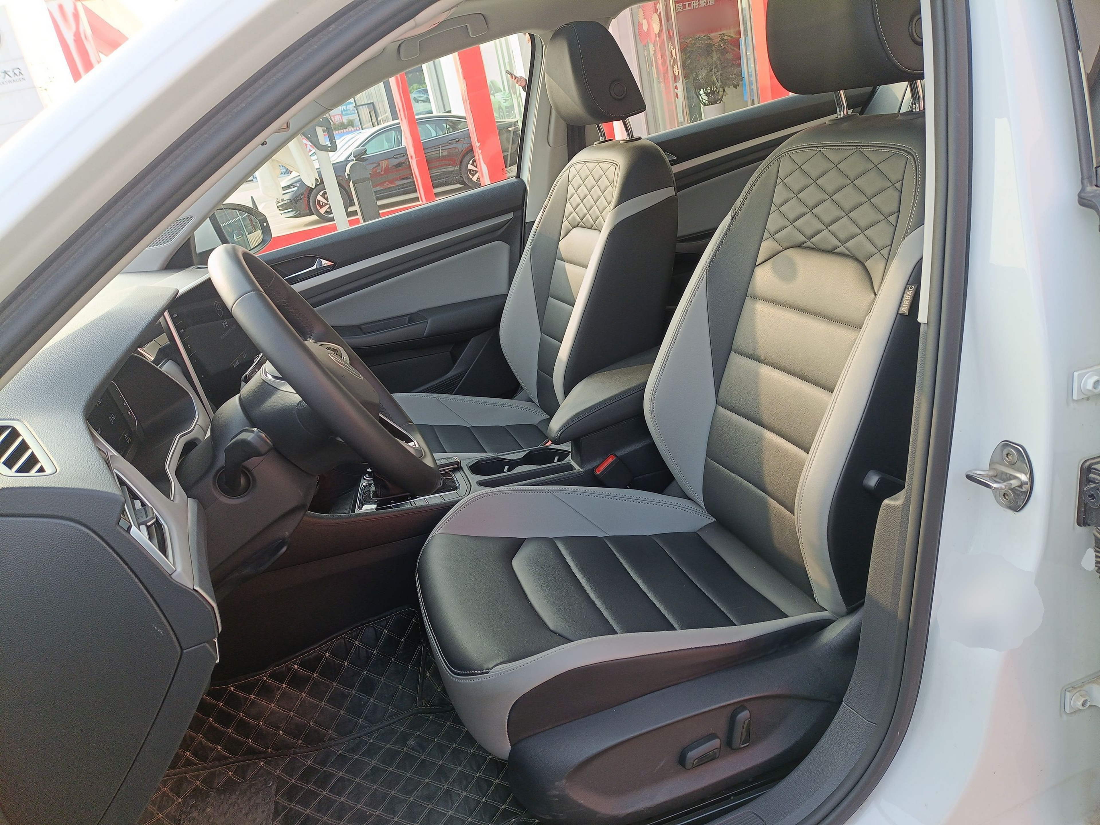 Переднее сиденье в автомобиле