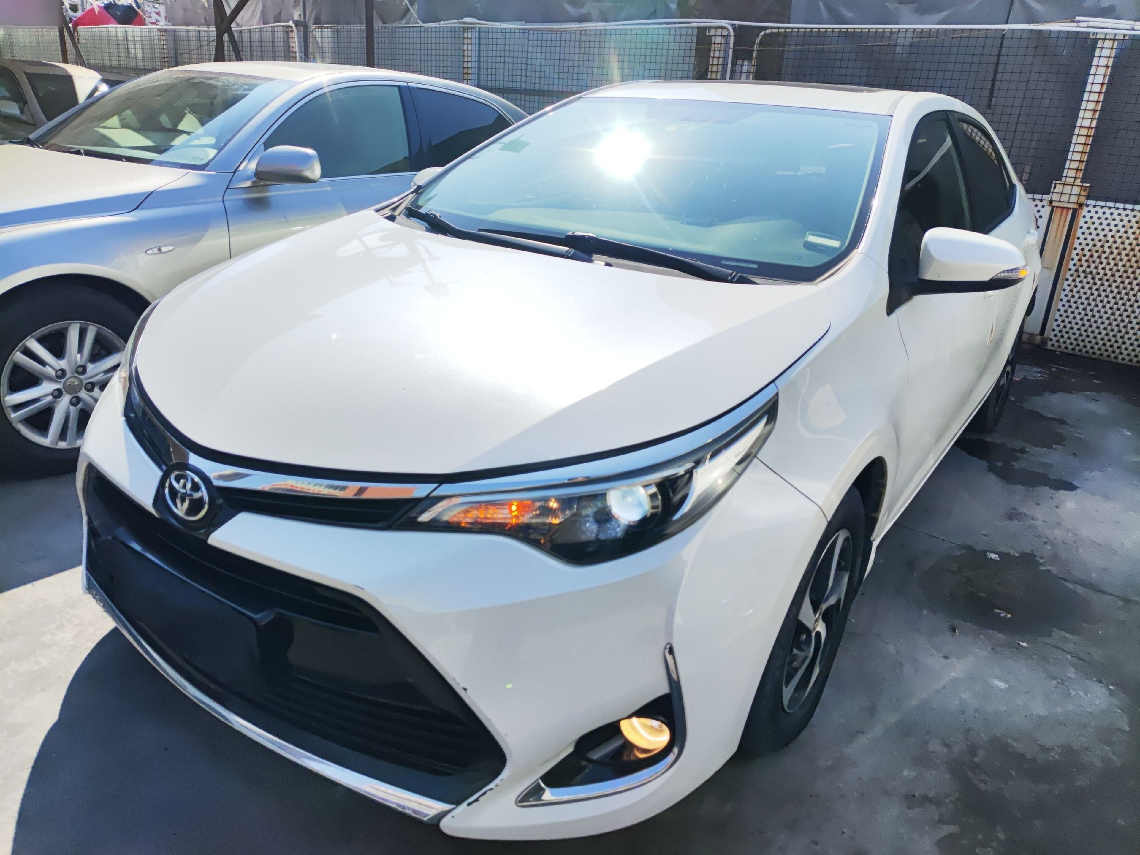 Под передней частью автомобиля