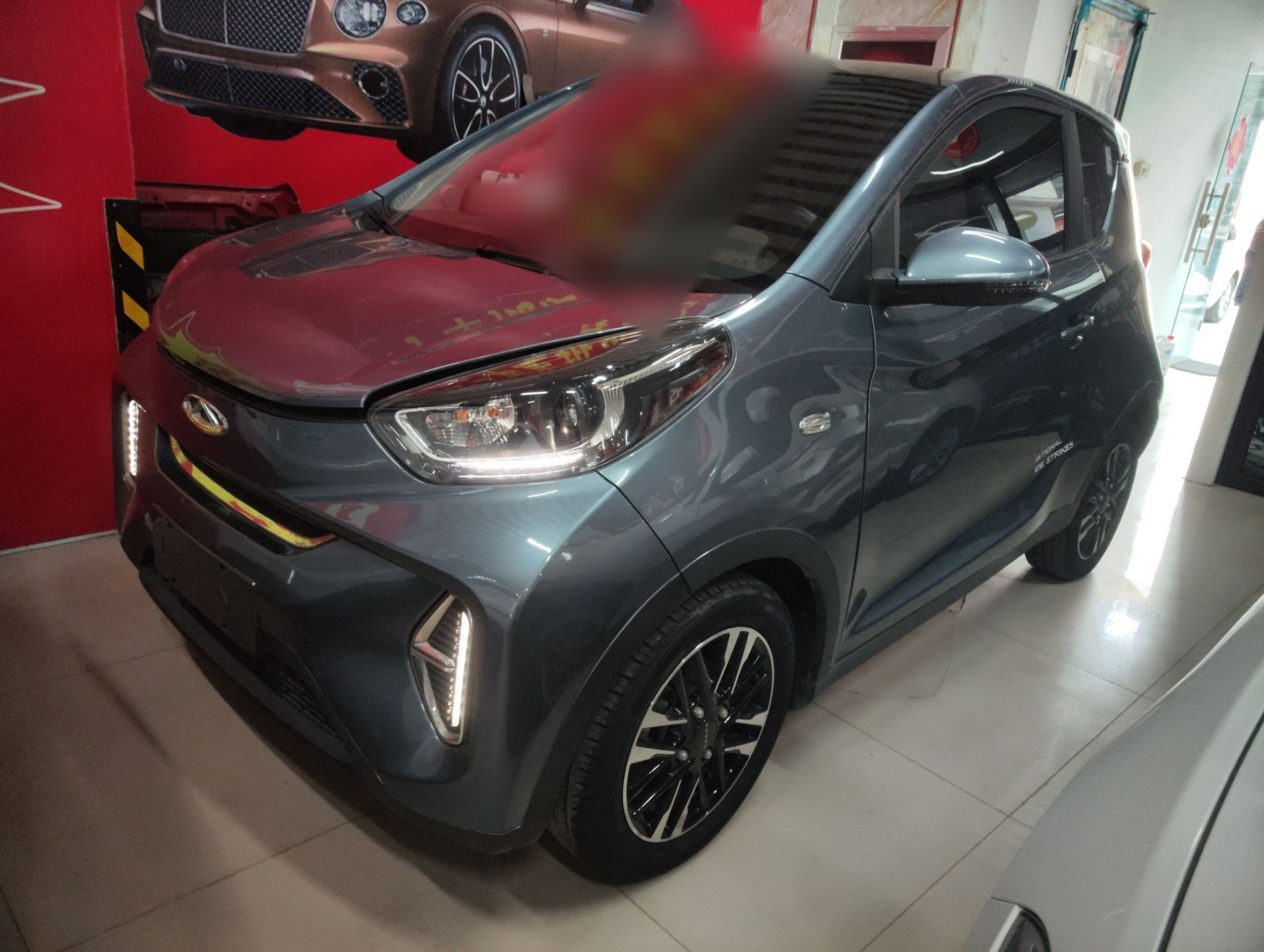 Под передней частью автомобиля