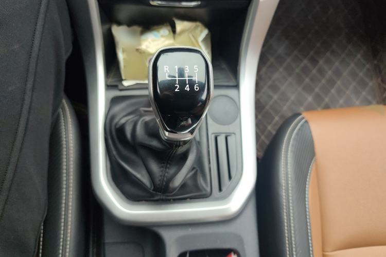 Used SAIC MAXUS T70 2021 2.0T Diesel Manual Two-Wheel-Drive Elite Version with Long Bed and High Ground Clearance