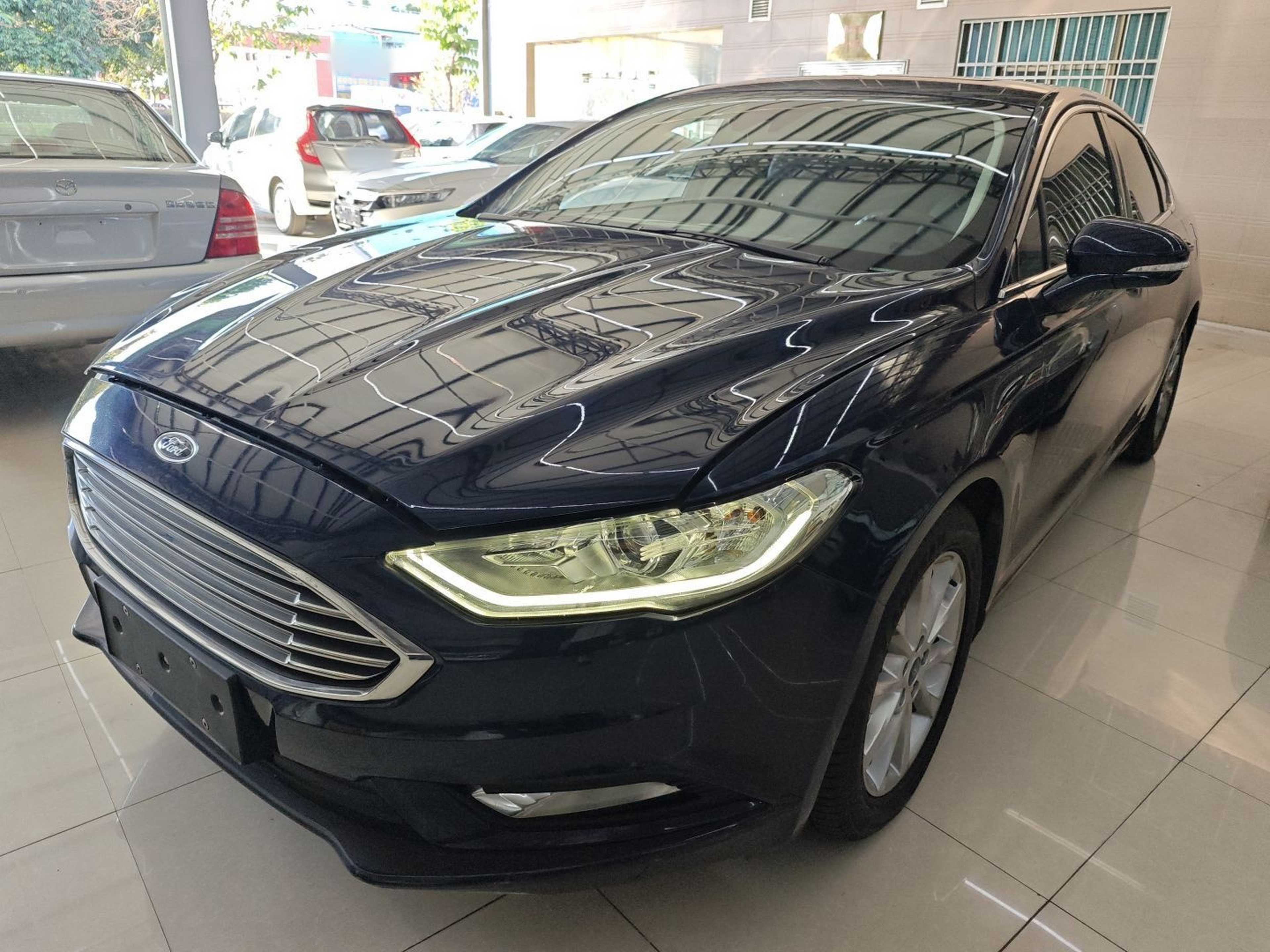 Под передней частью автомобиля