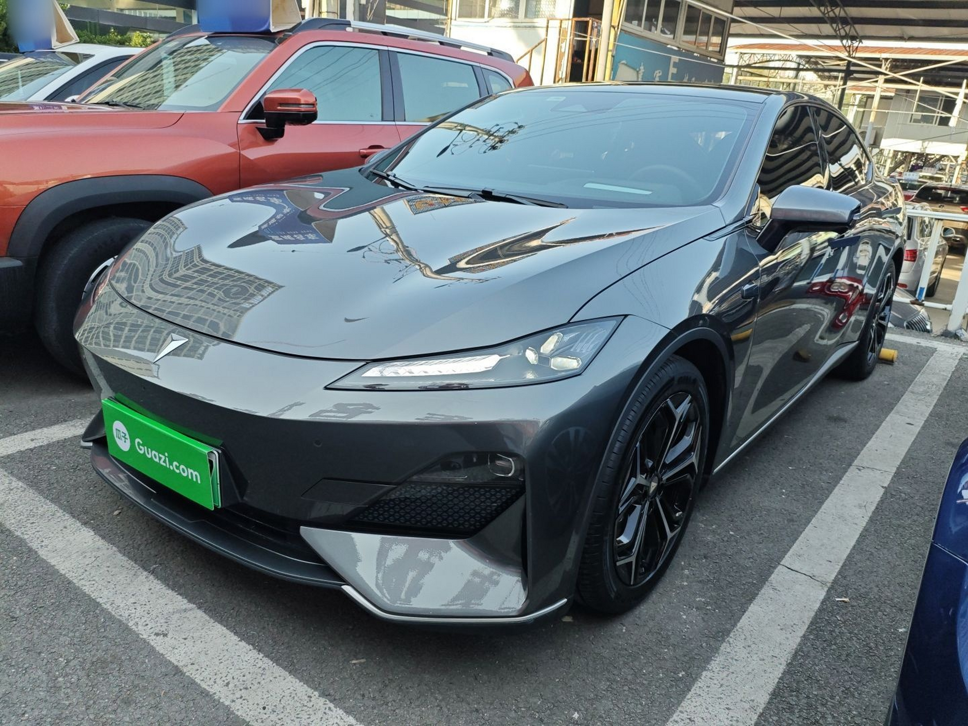 Под передней частью автомобиля