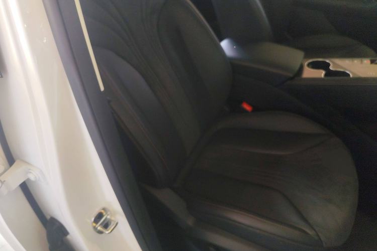 Used Roewe D5X DMH 2024 135 Tech Edition
