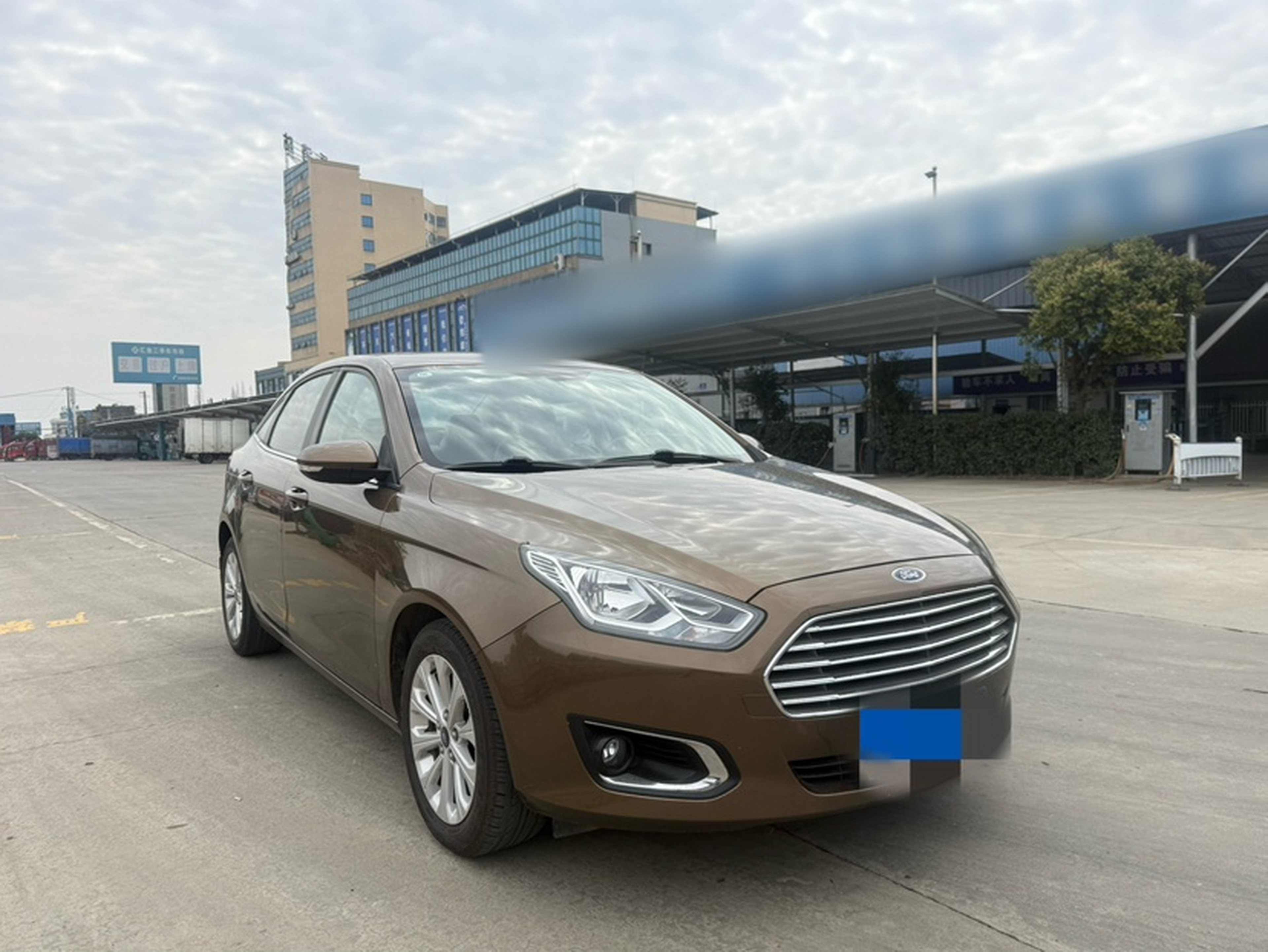 تحت مقدمة السيارة