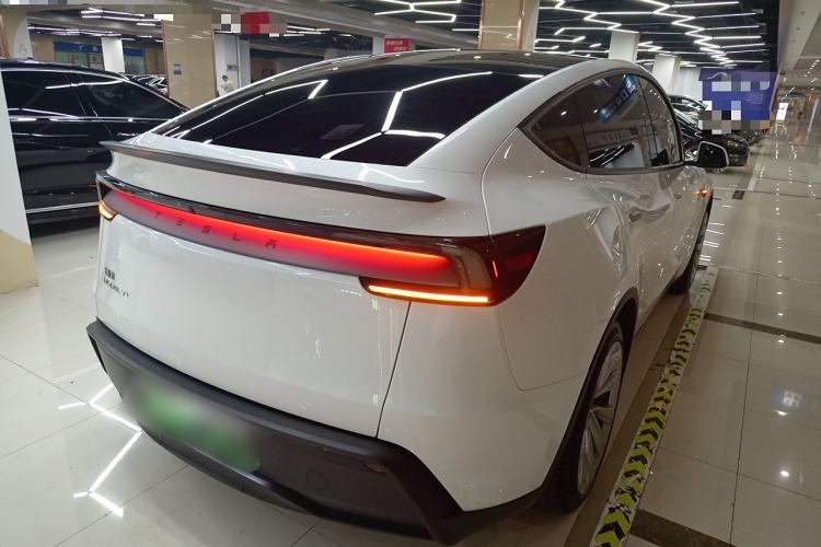 Used Tesla Model Y 2025 Long-Range All-Wheel-Drive Version
