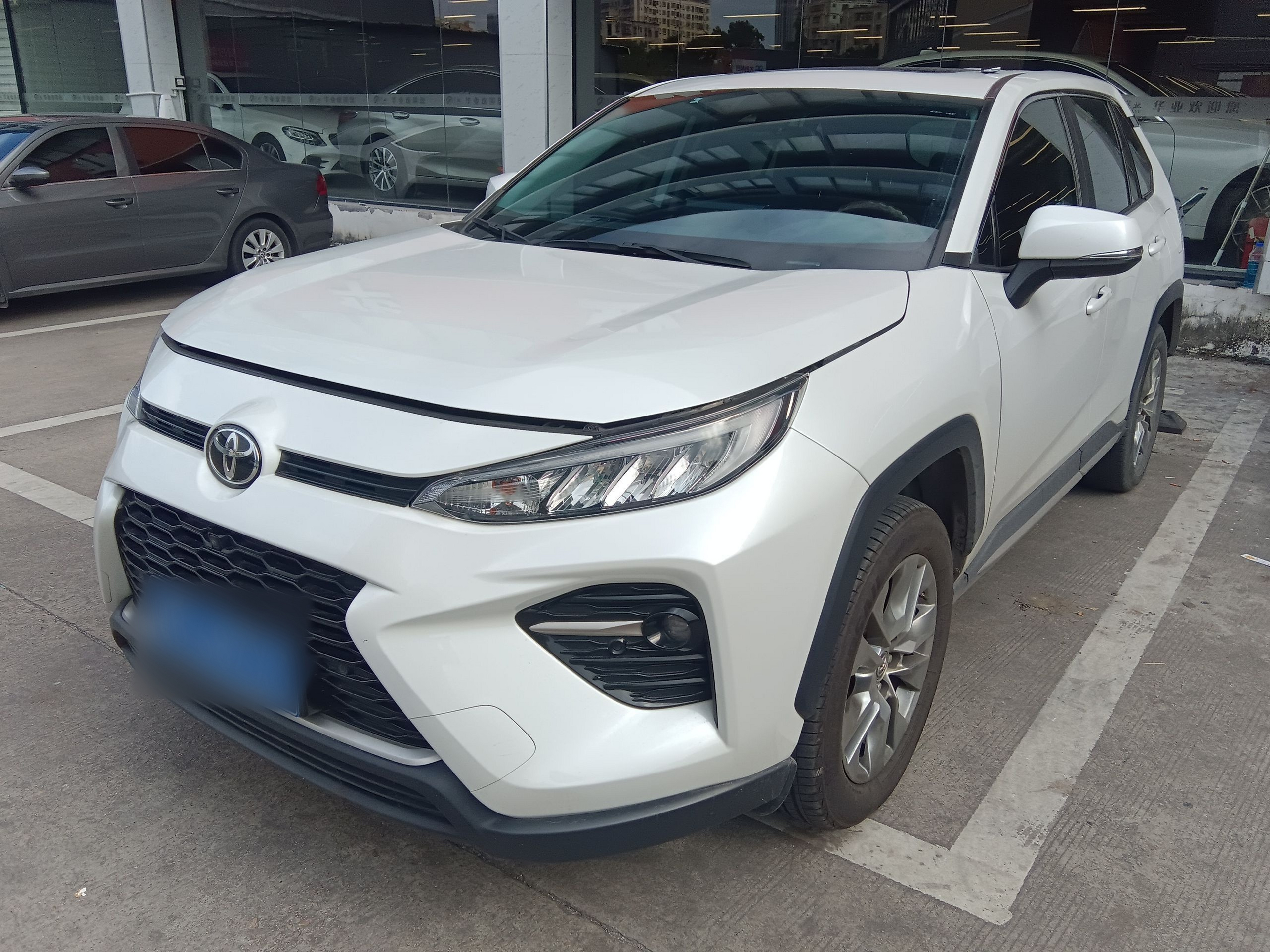 Под передней частью автомобиля