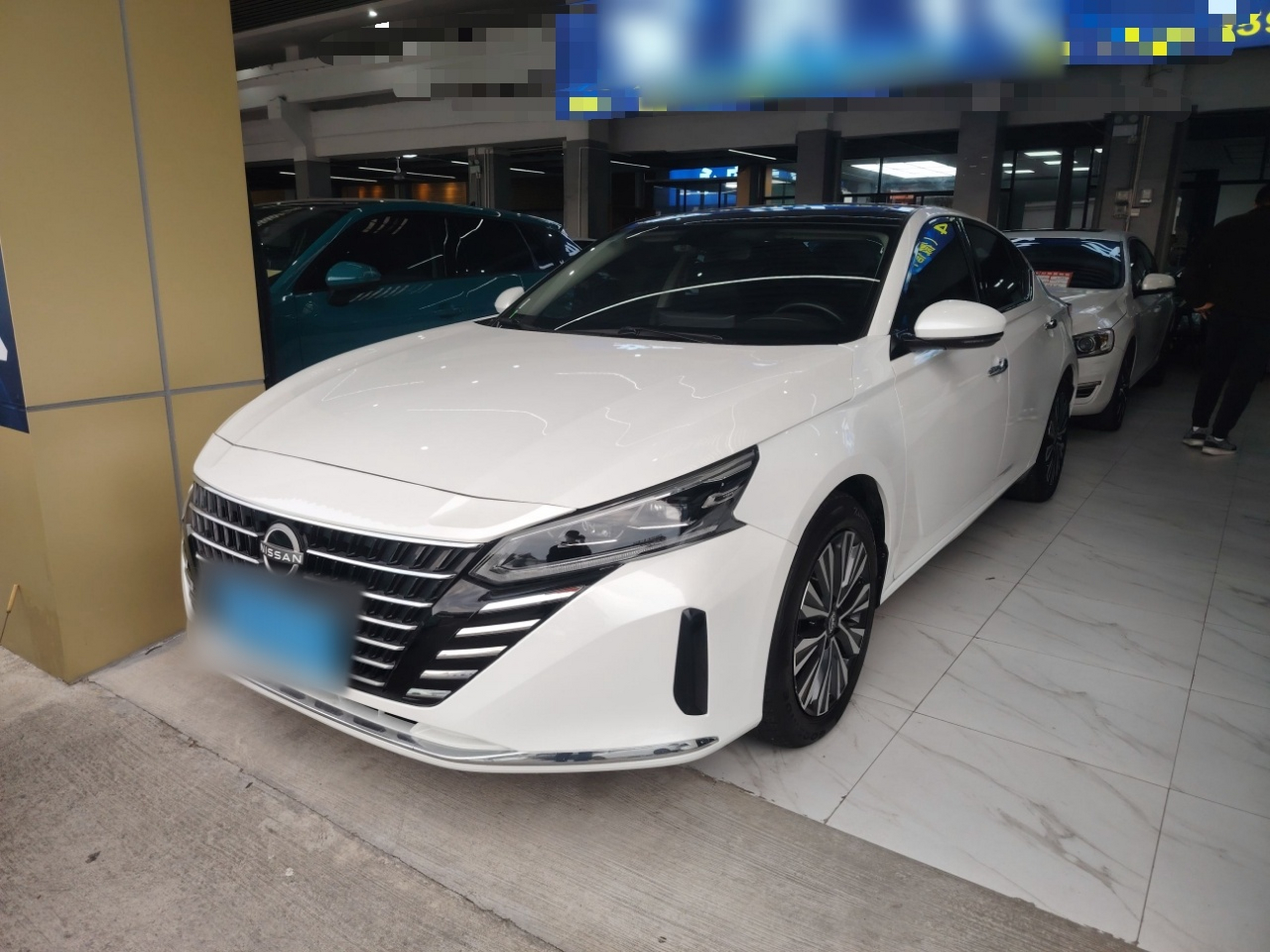 تحت مقدمة السيارة