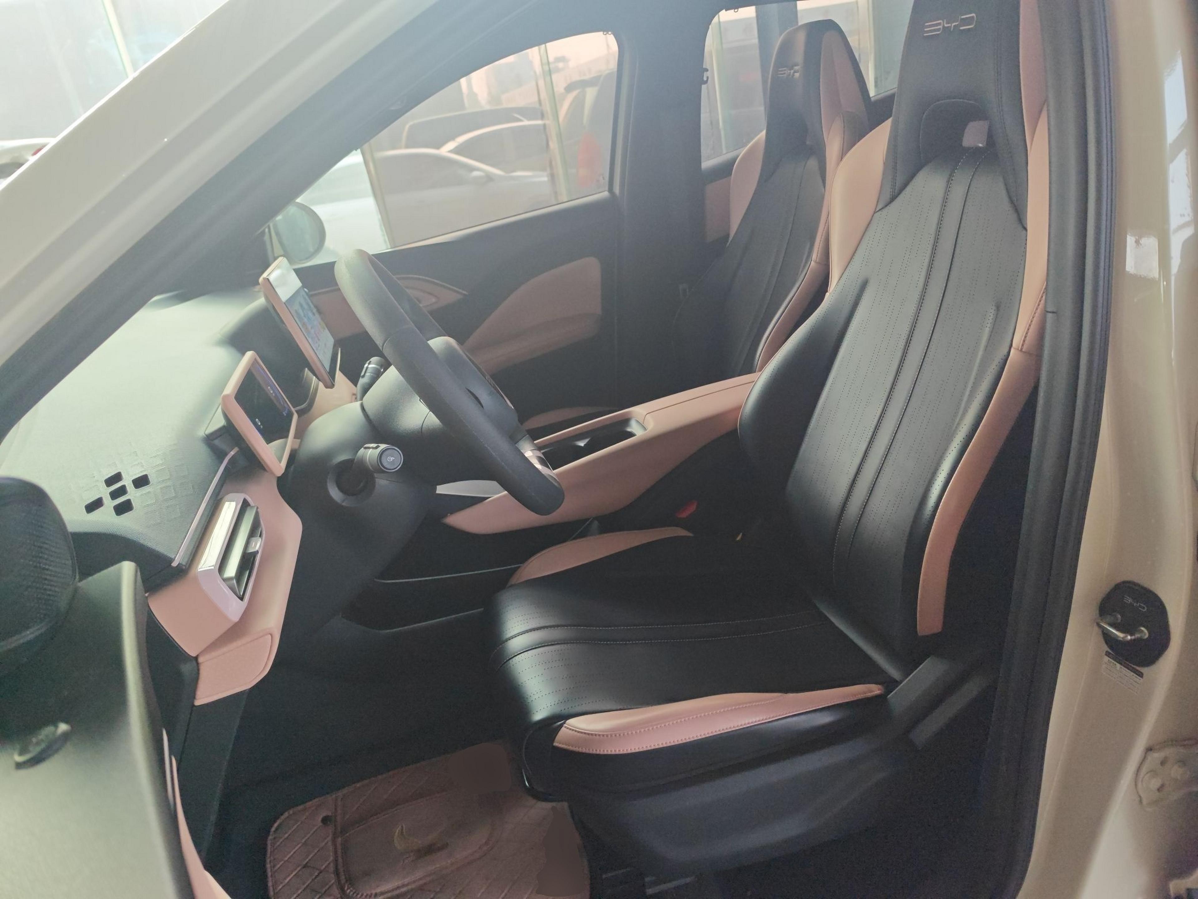 المقاعد الأمامية داخل السيارة