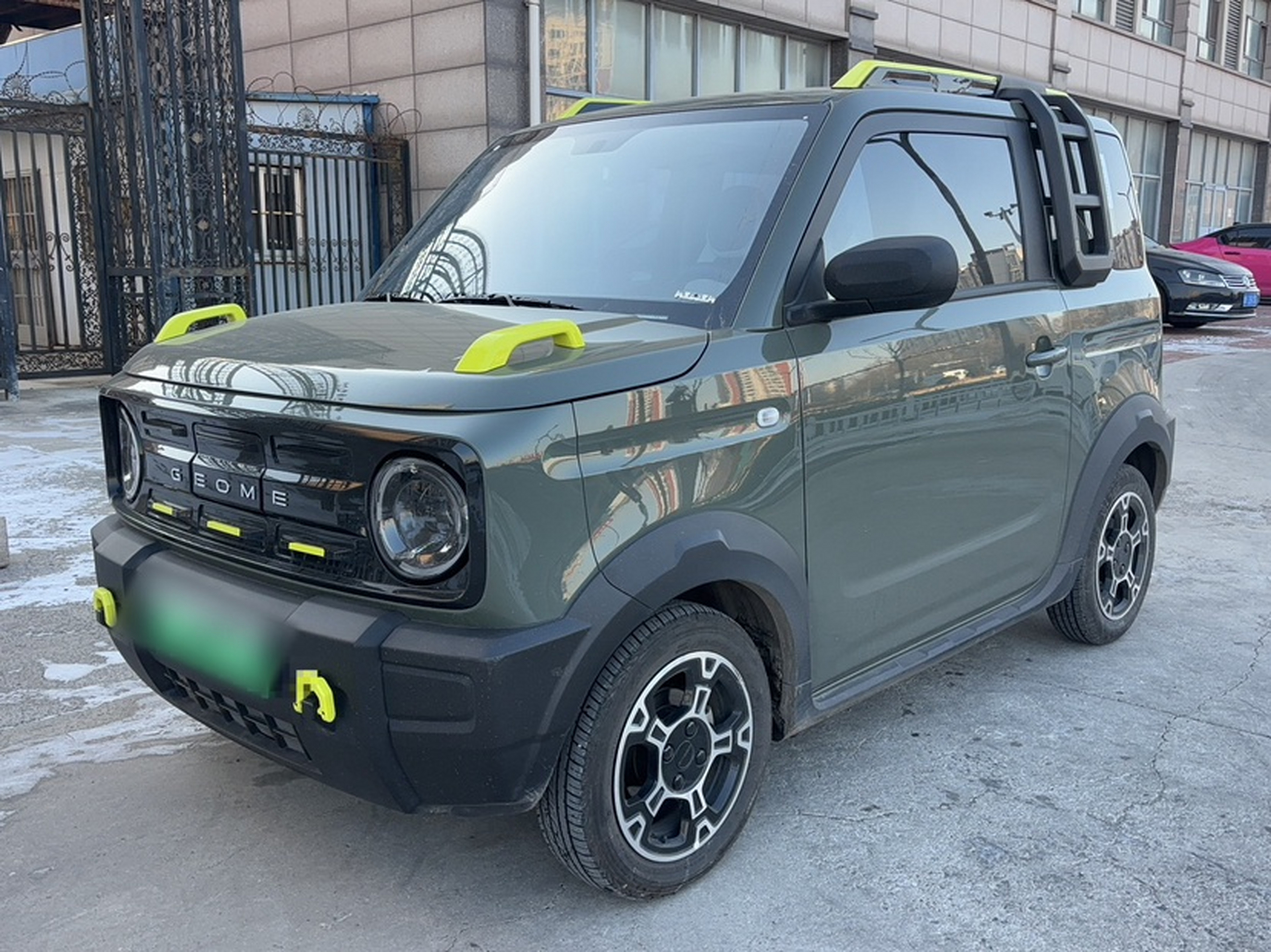 Под передней частью автомобиля