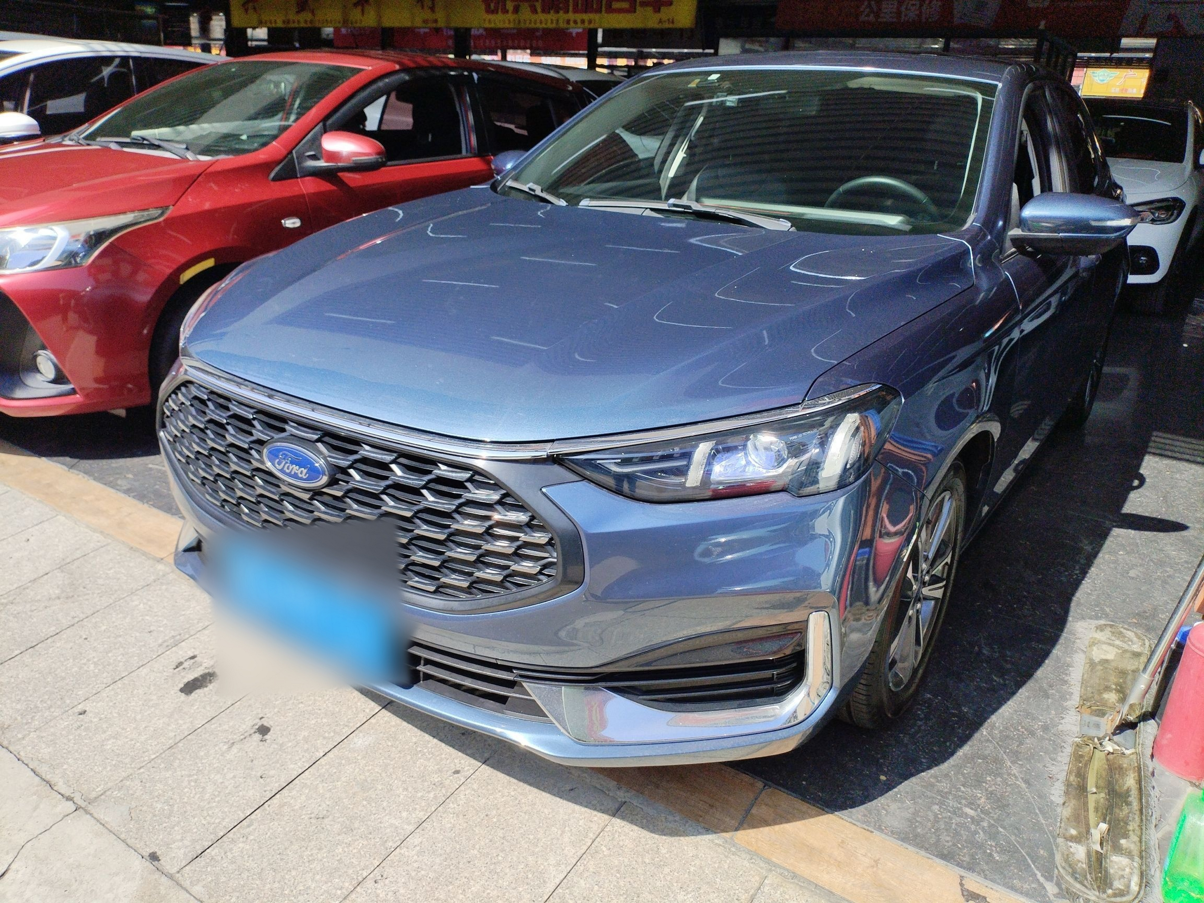 تحت مقدمة السيارة