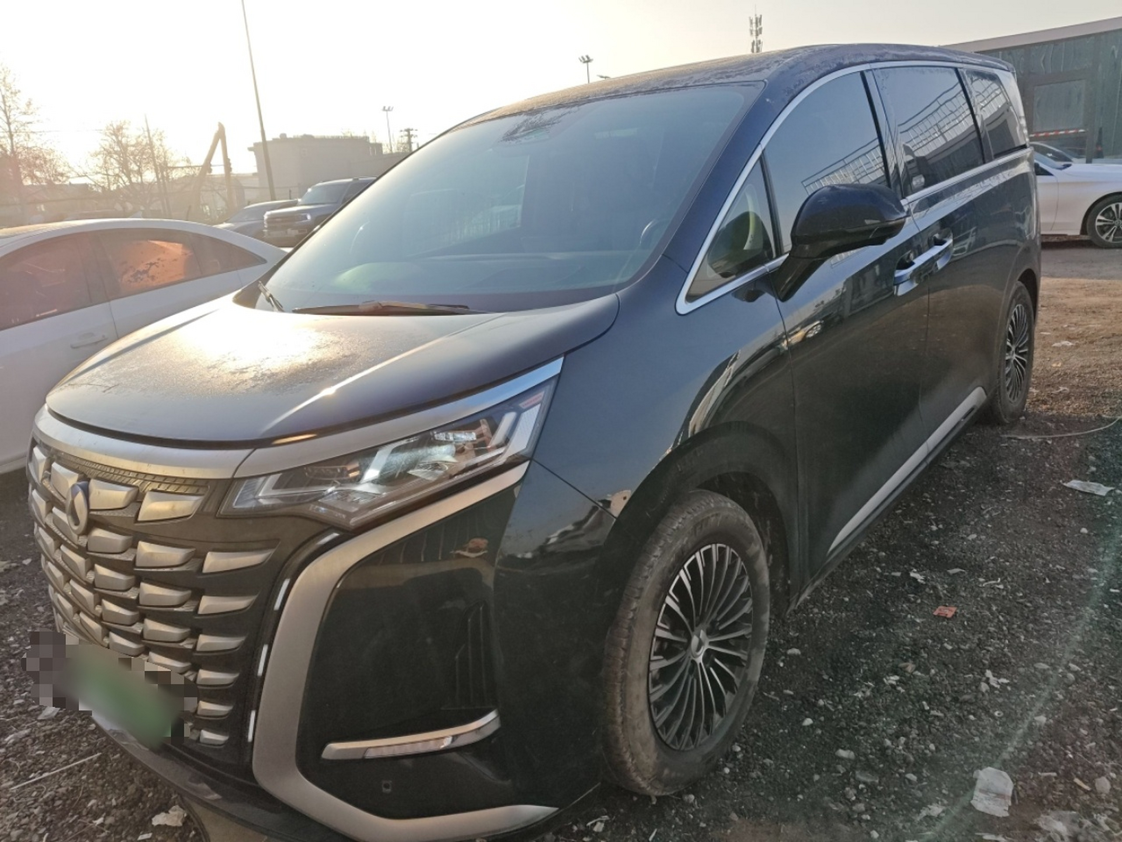 تحت مقدمة السيارة