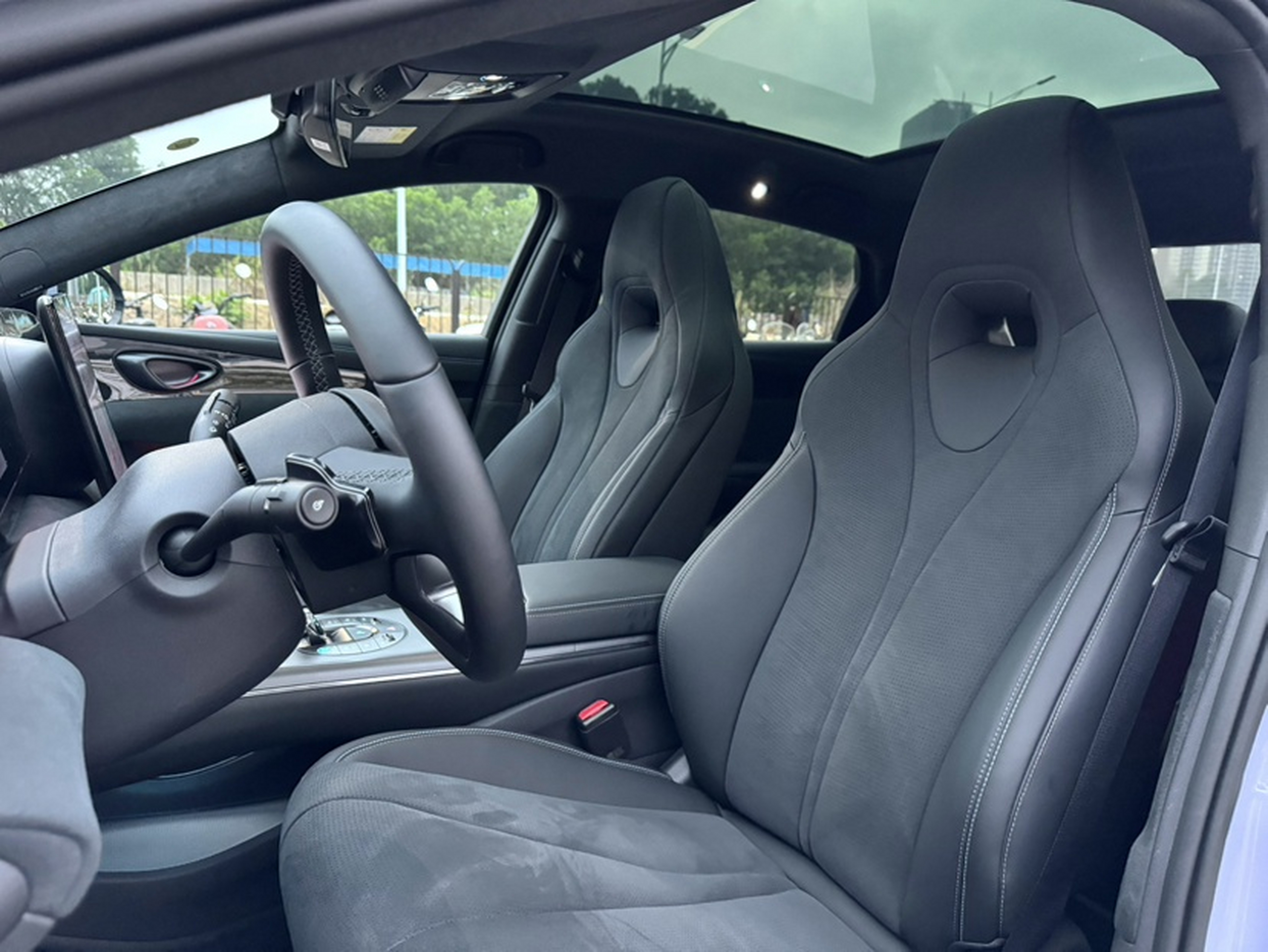 Переднее сиденье в автомобиле