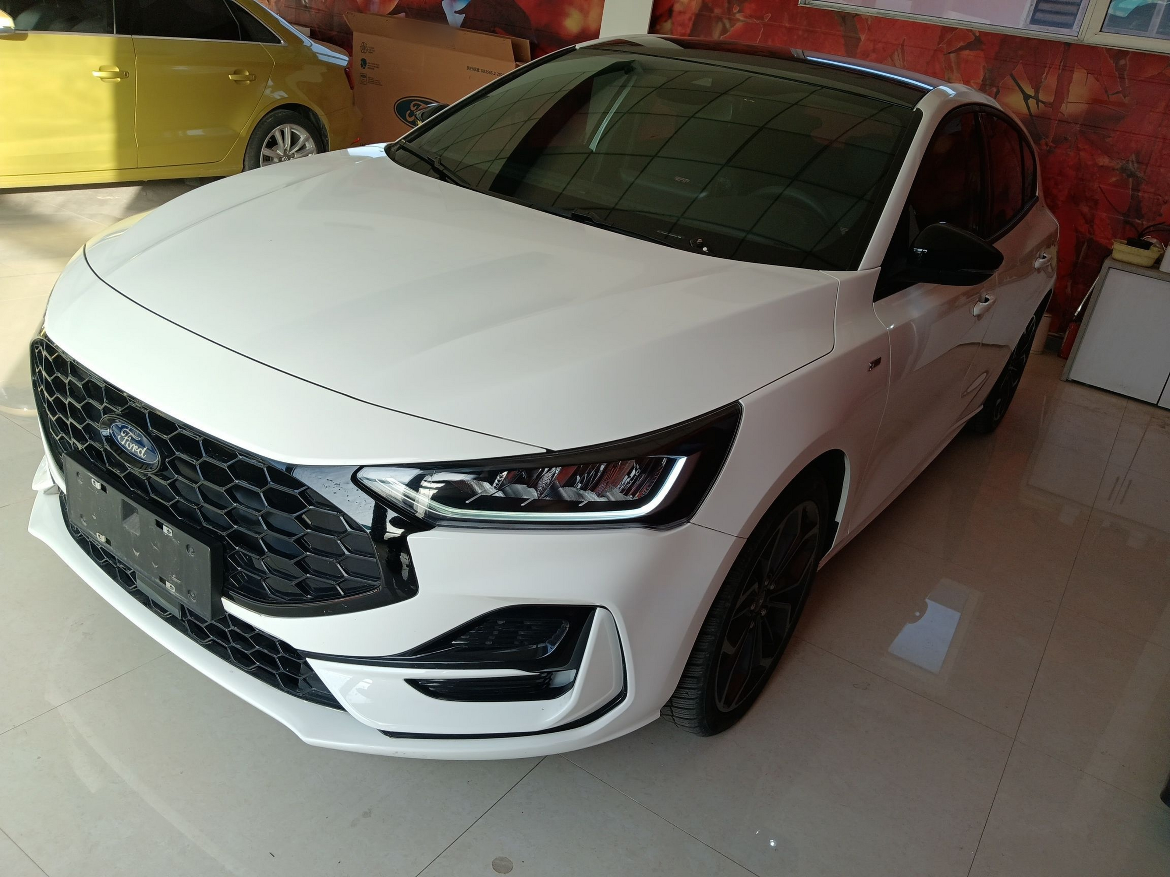 تحت مقدمة السيارة