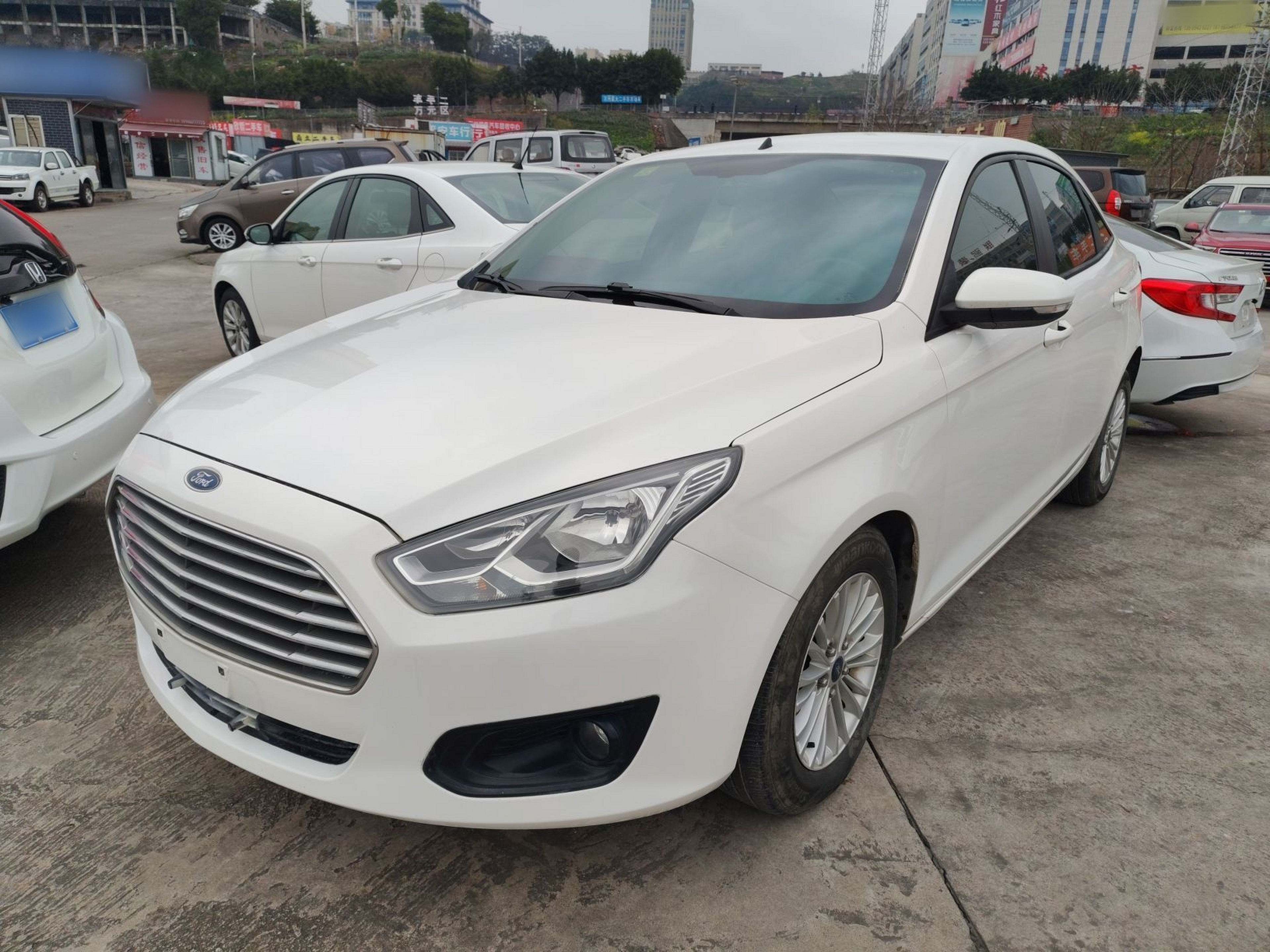 Под передней частью автомобиля