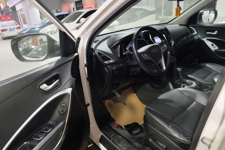 Used Hyundai Santa Fe 2015 2.4L Automatic Two-Wheel Drive Smart Version 5 Seats
