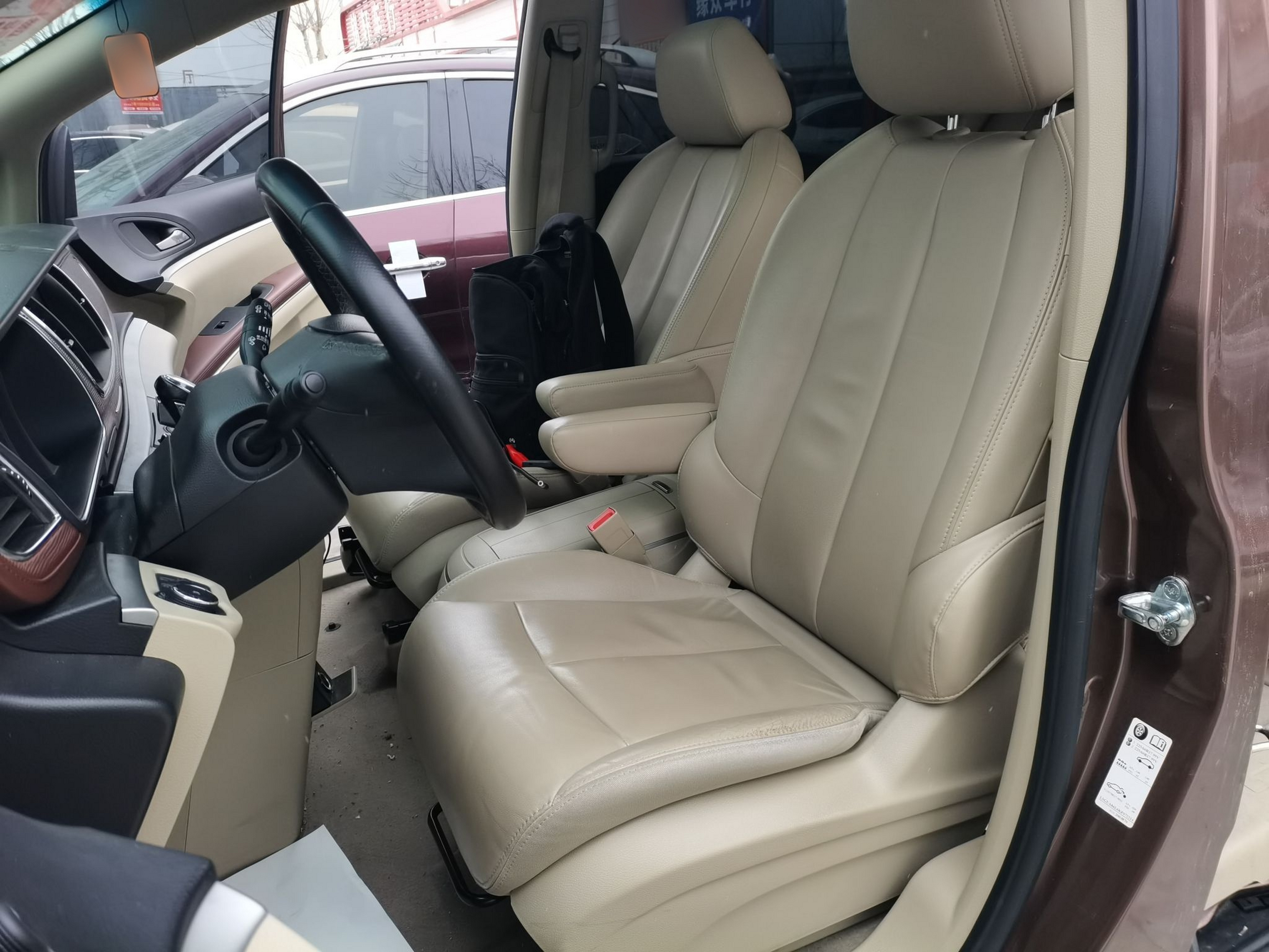 Переднее сиденье в автомобиле