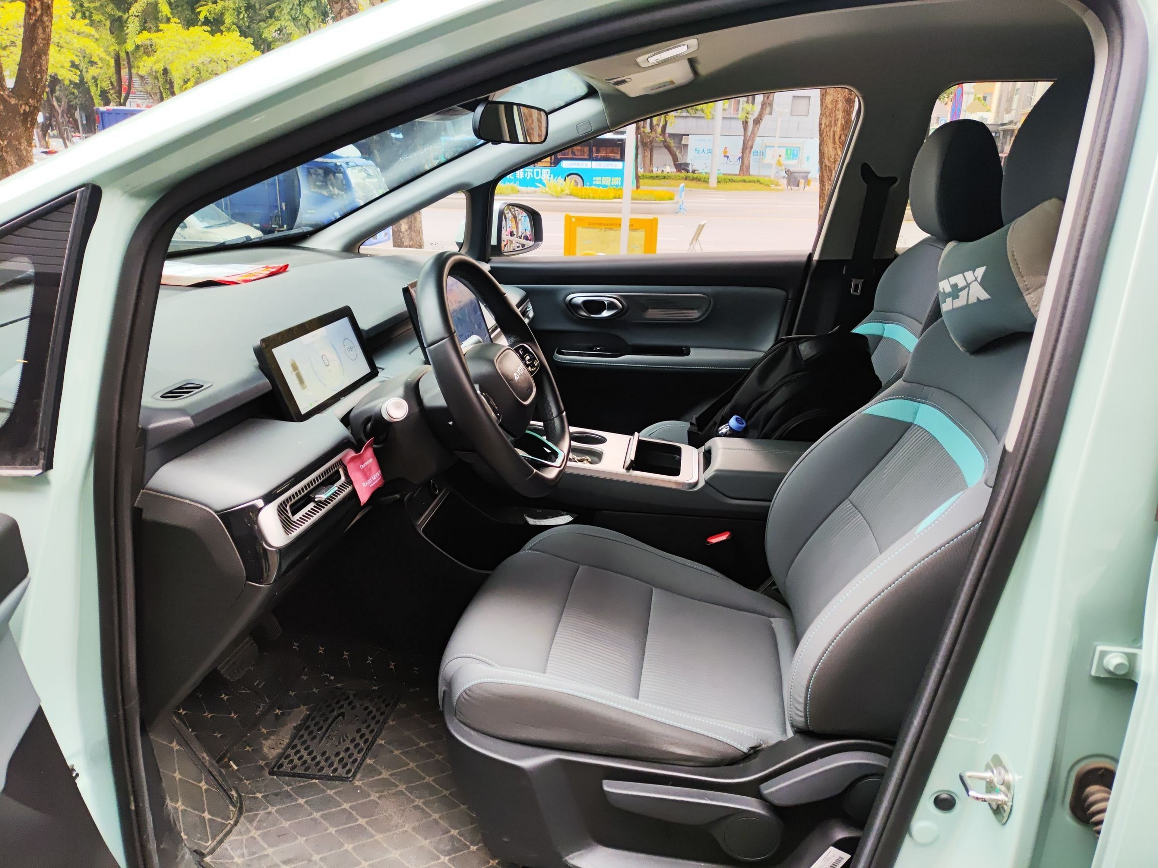 المقاعد الأمامية داخل السيارة