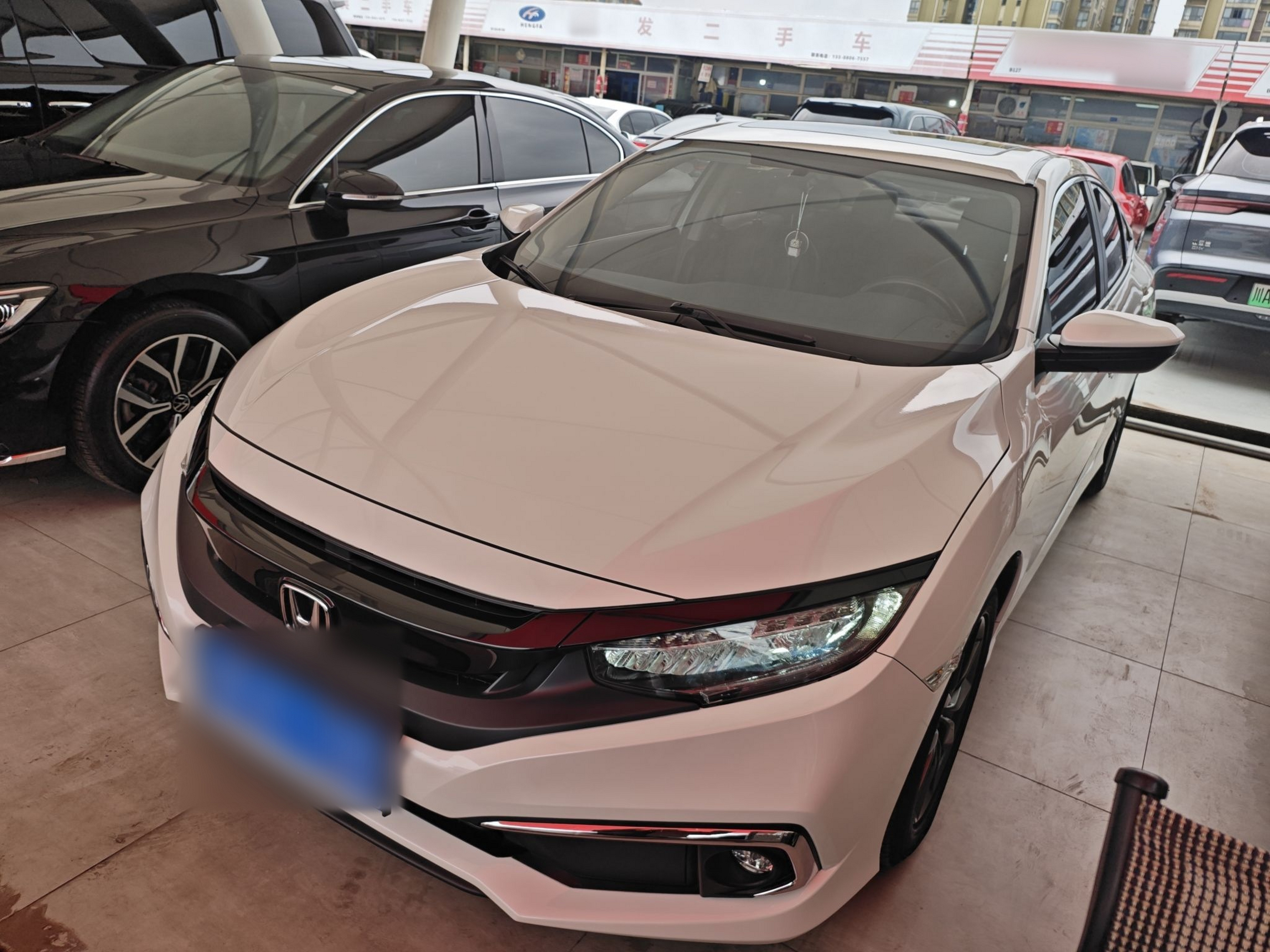 تحت مقدمة السيارة