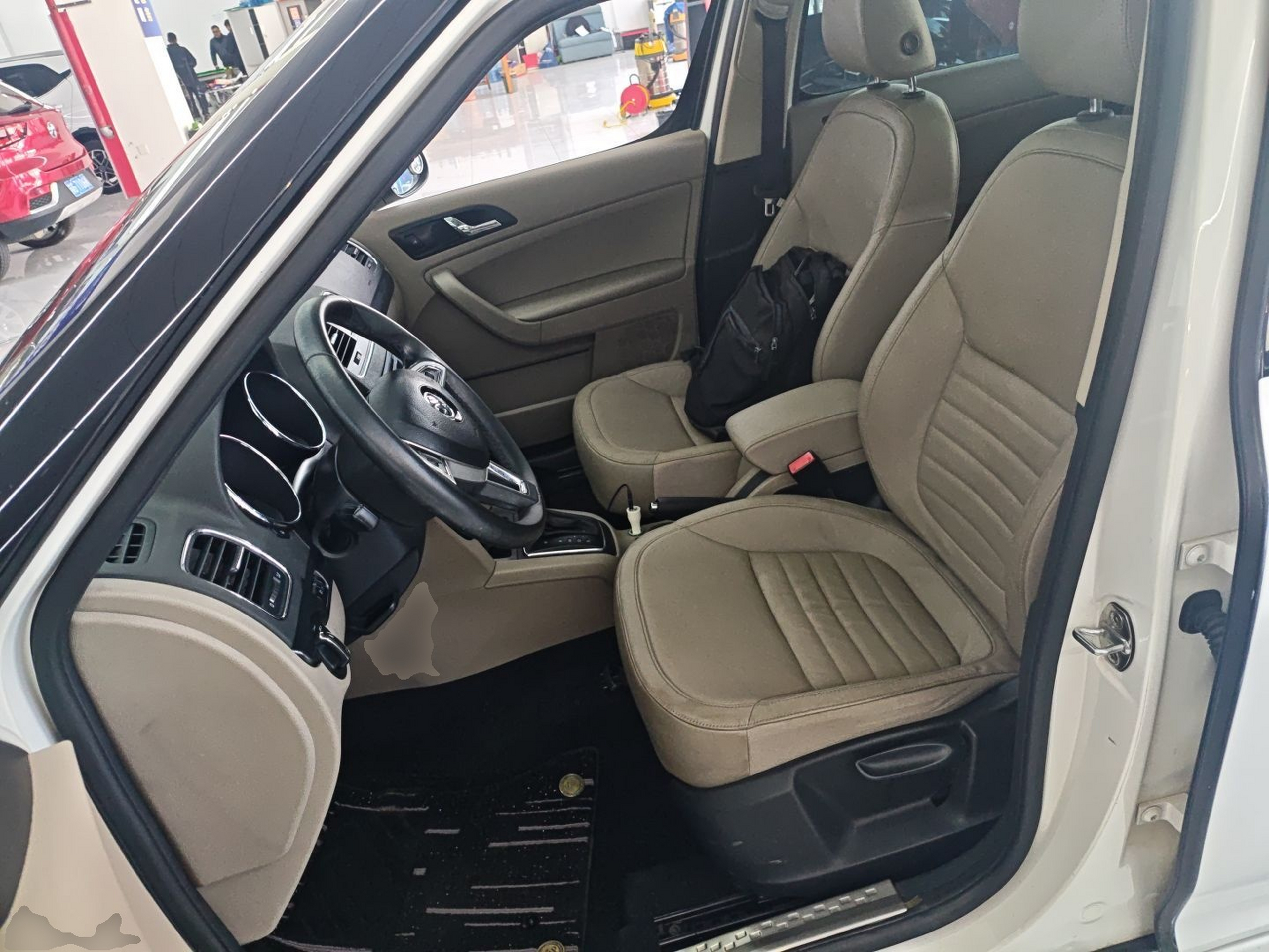 Переднее сиденье в автомобиле