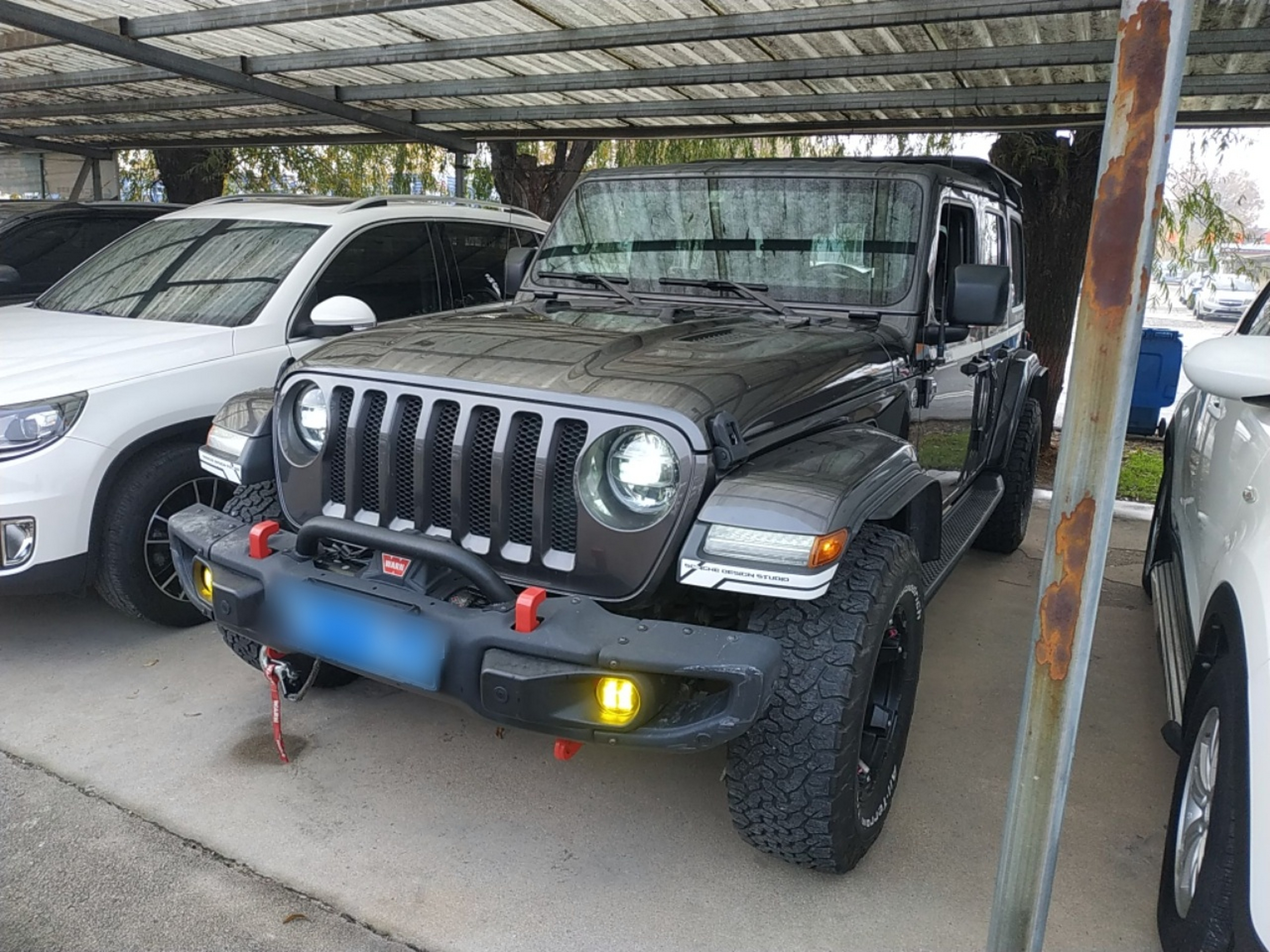 تحت مقدمة السيارة