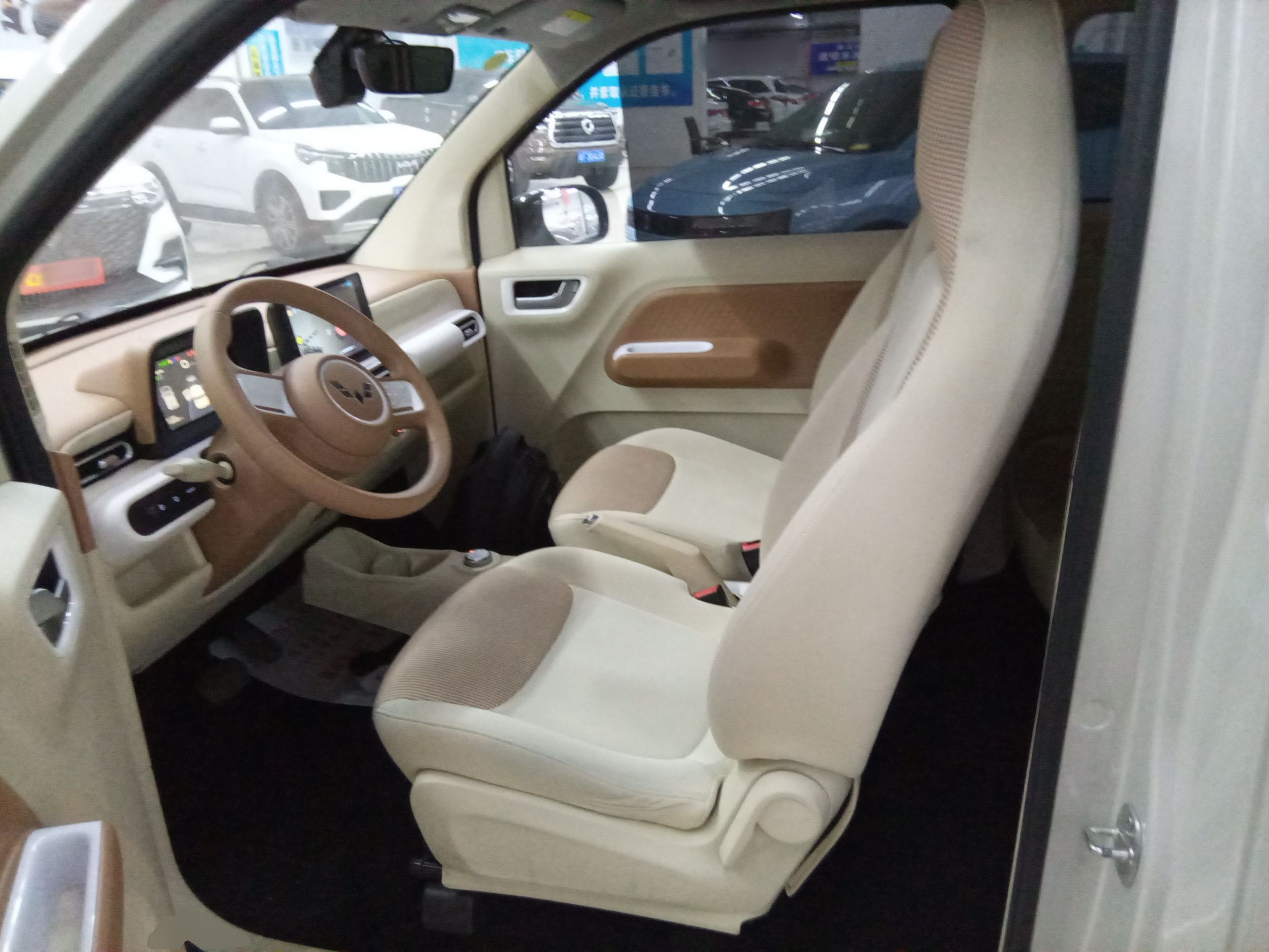 المقاعد الأمامية داخل السيارة