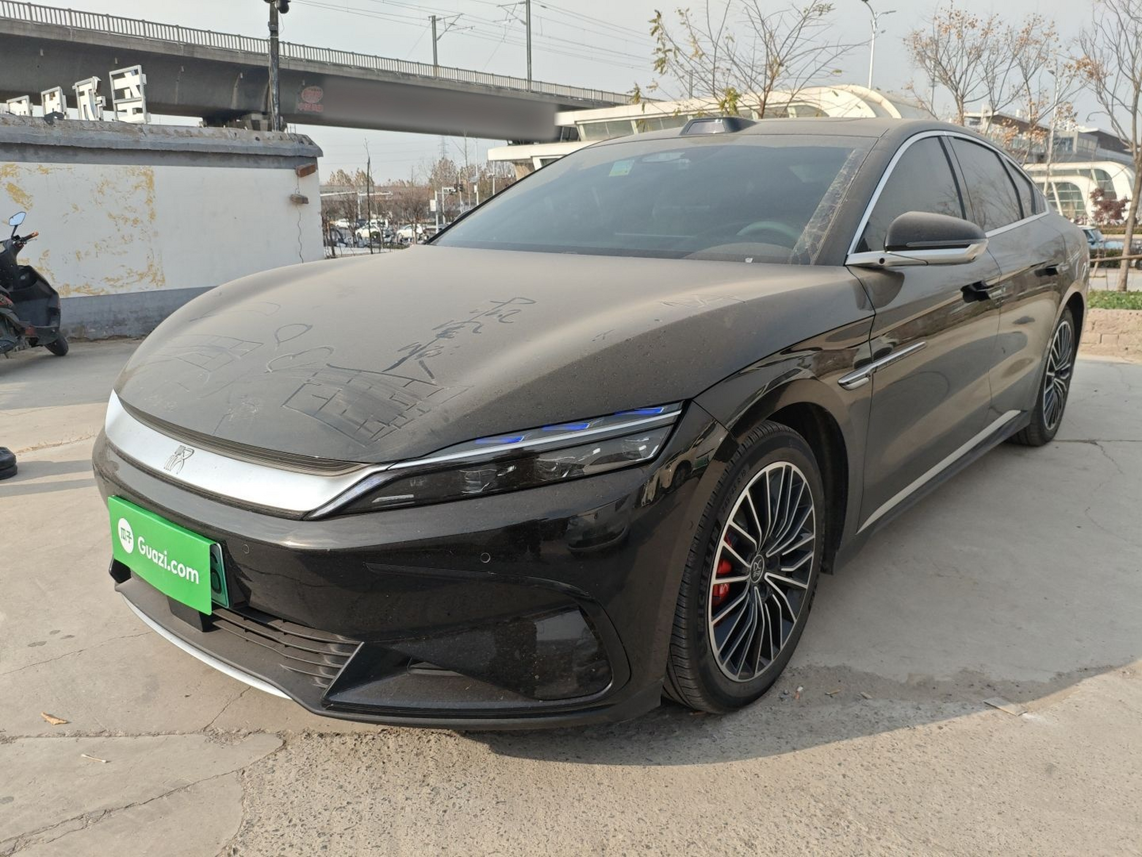 Под передней частью автомобиля