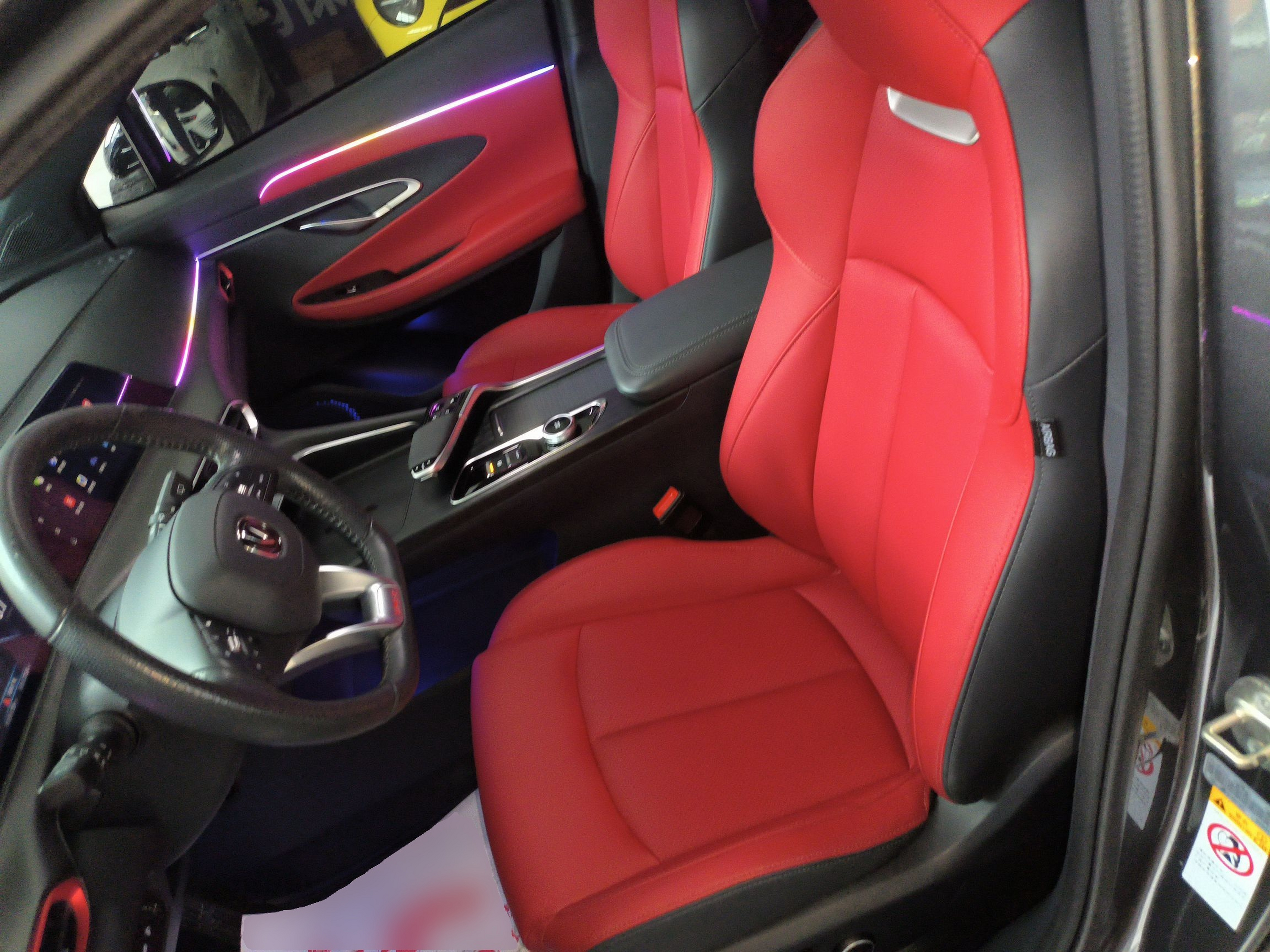 Переднее сиденье в автомобиле