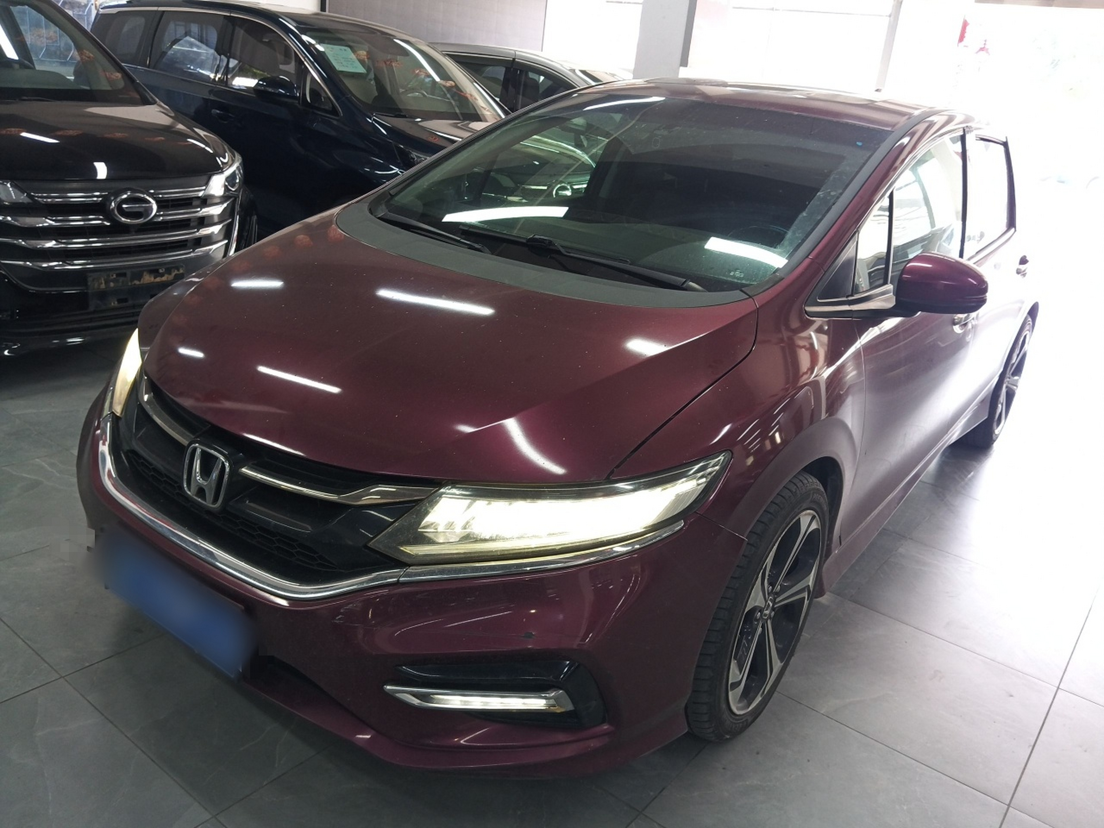 Под передней частью автомобиля