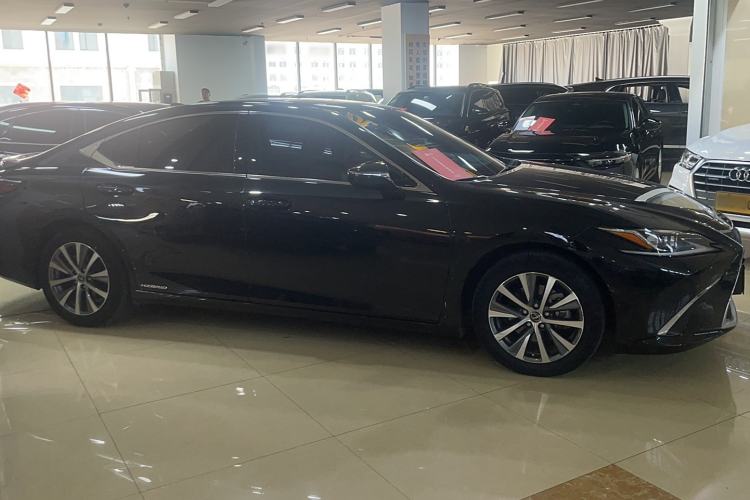 Used Lexus ES 2020 300h Premier Edition
