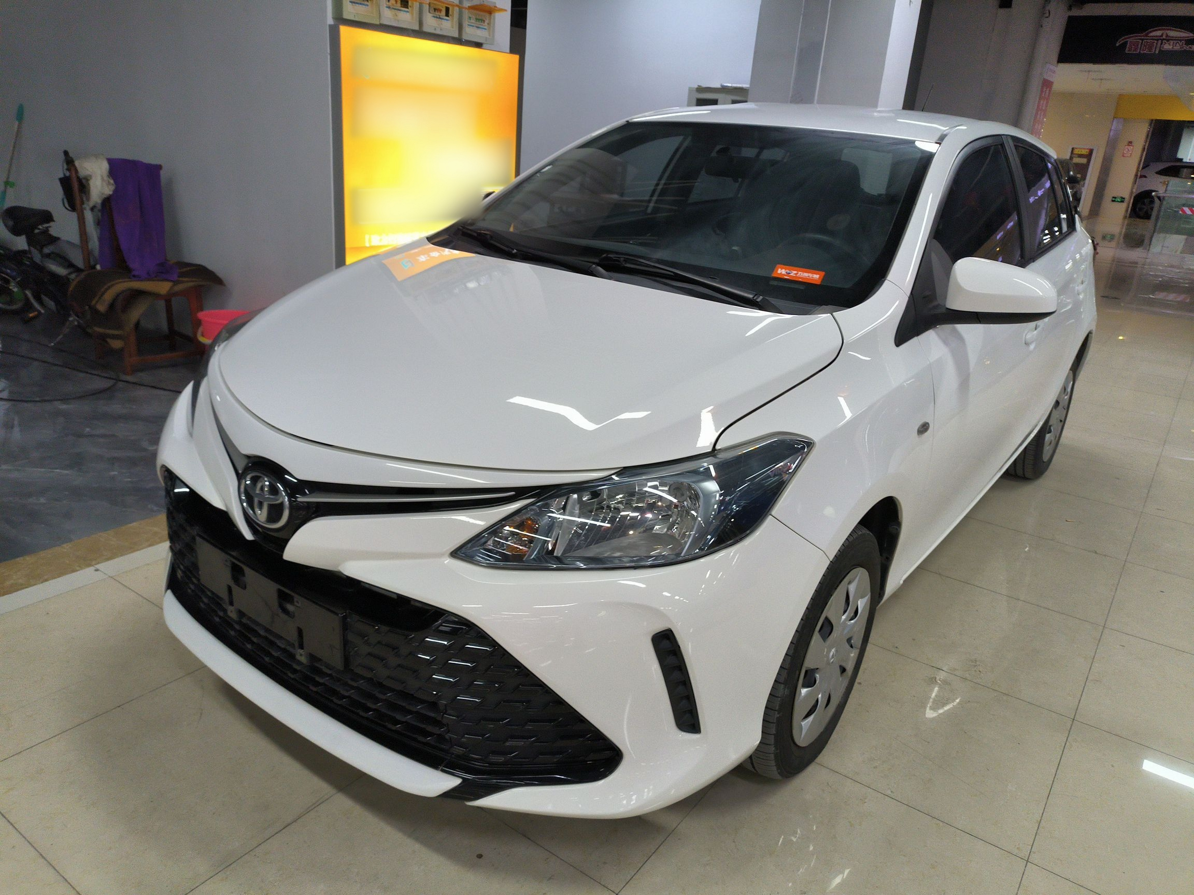 تحت مقدمة السيارة