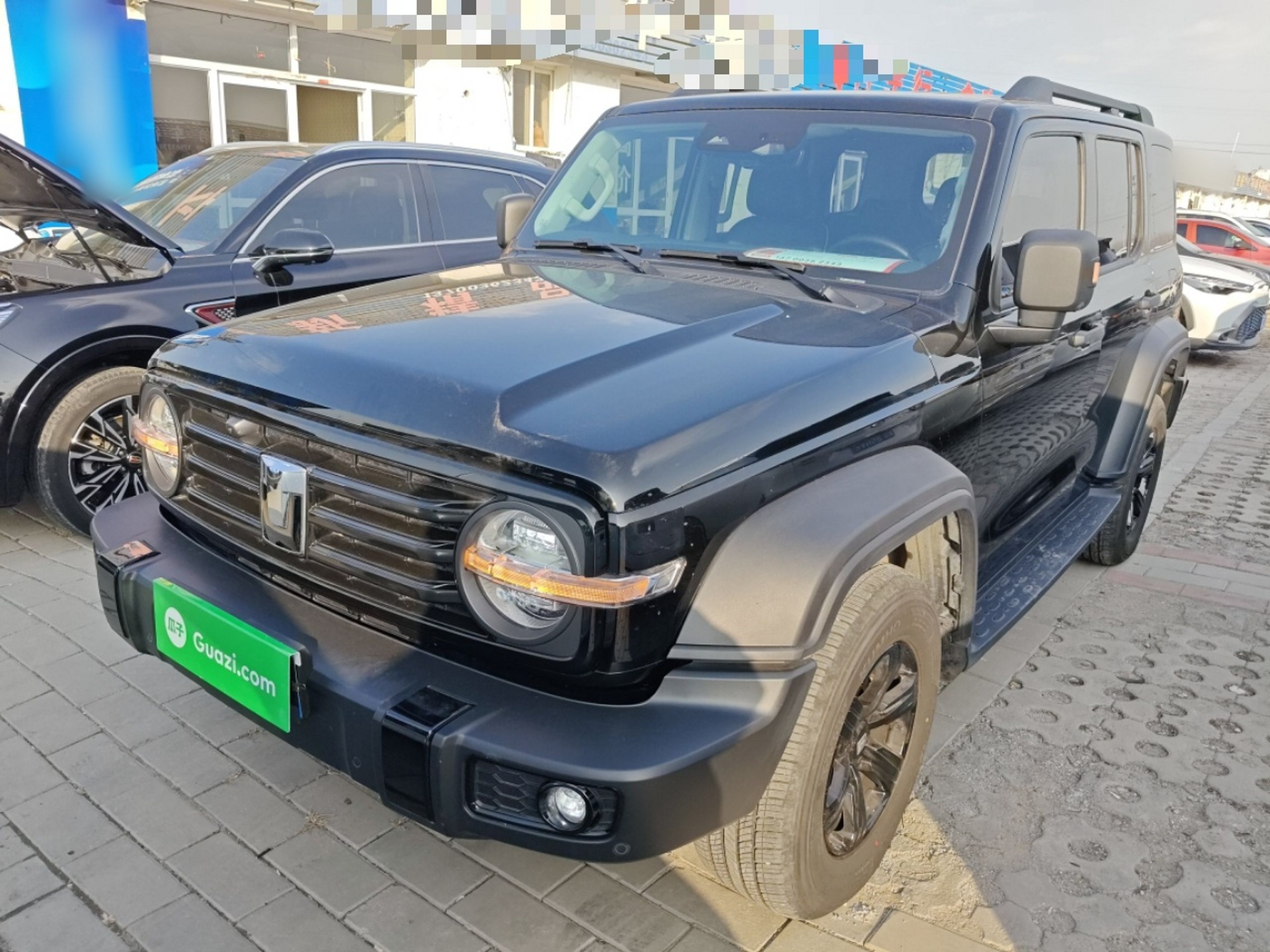 تحت مقدمة السيارة