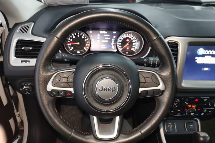 Used  Compass 2017 200T Automatic Family Edition
