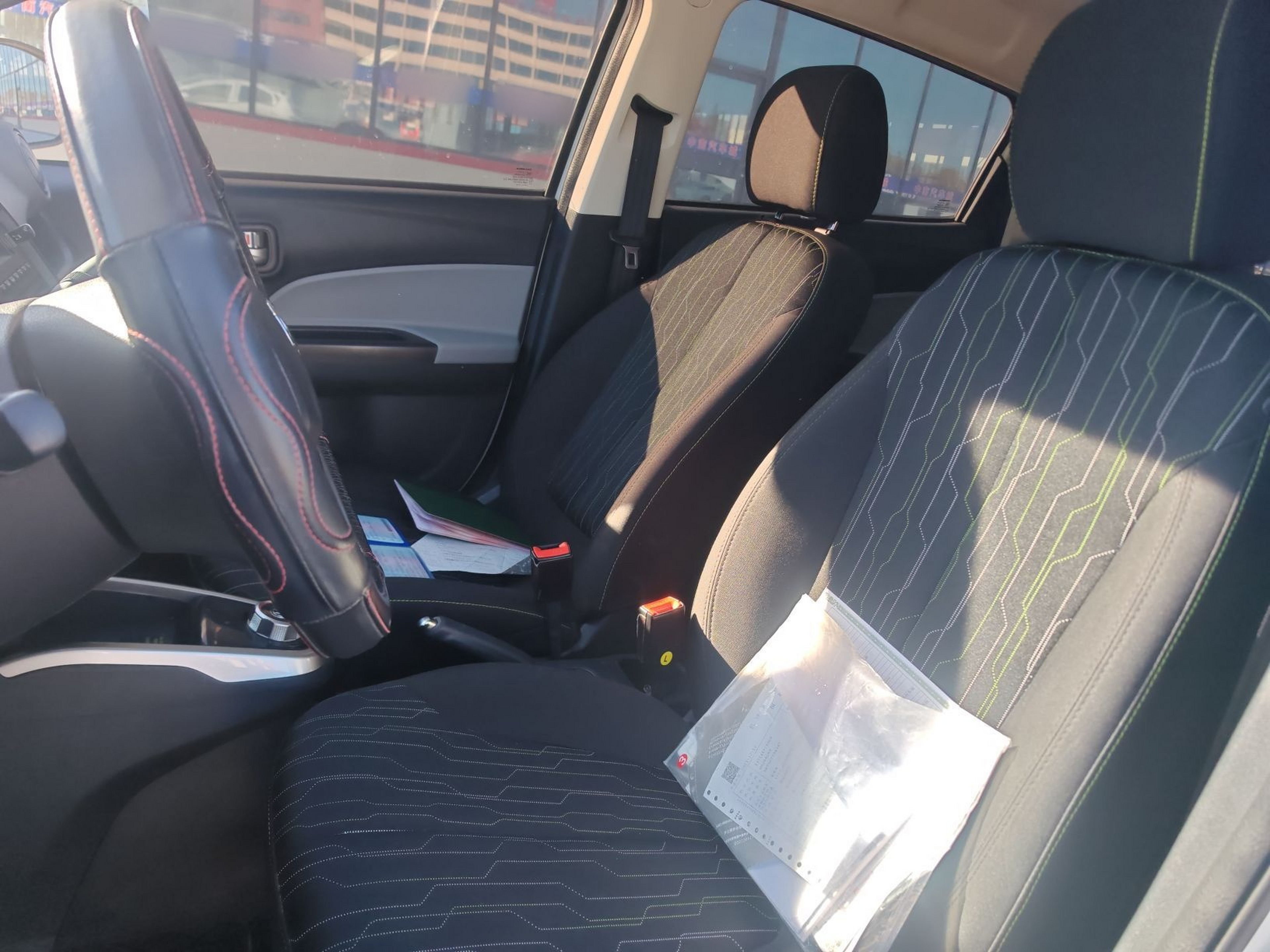 المقاعد الأمامية داخل السيارة